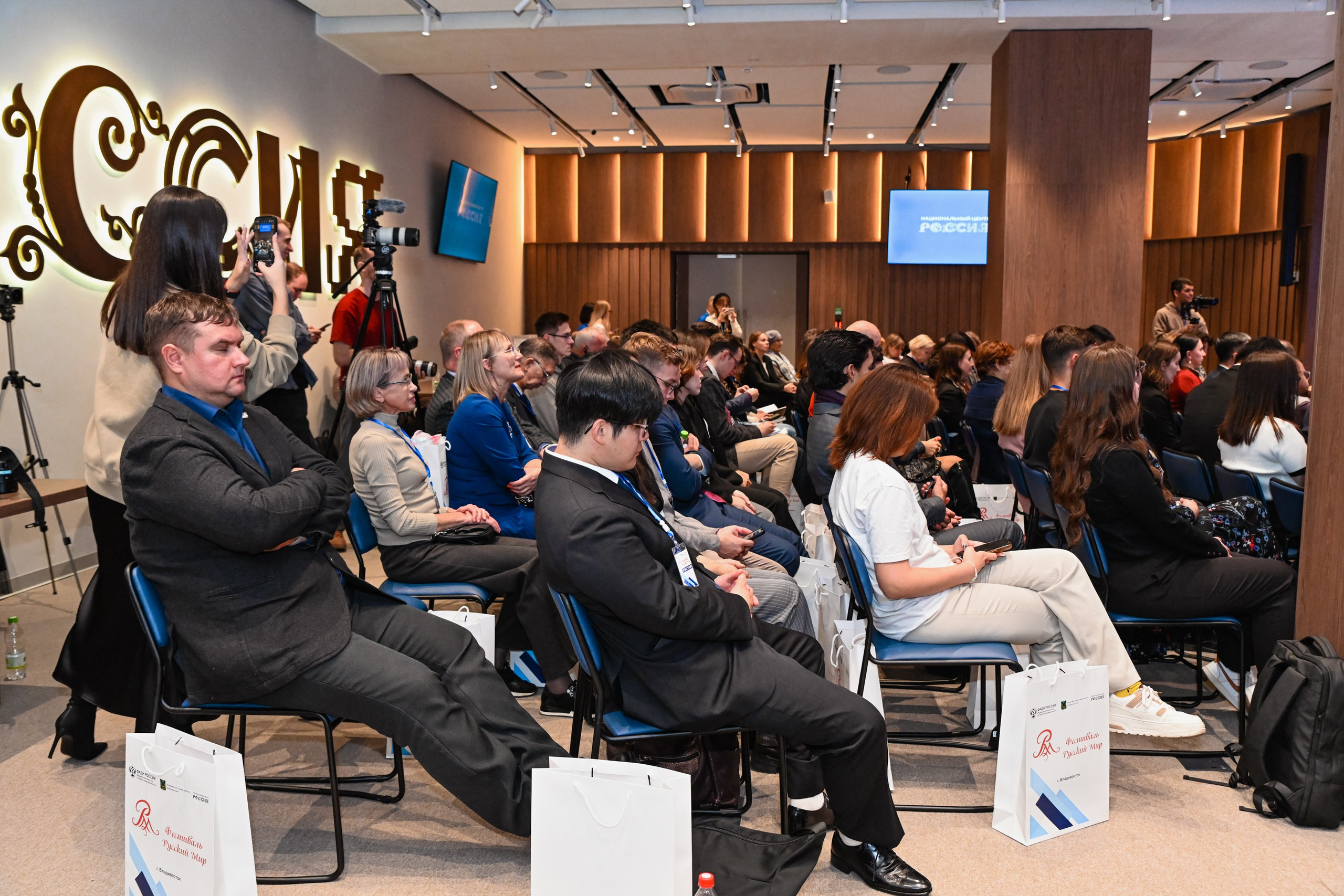 Репортажная деловая фотосъемка конференций, форумов, фестивалей