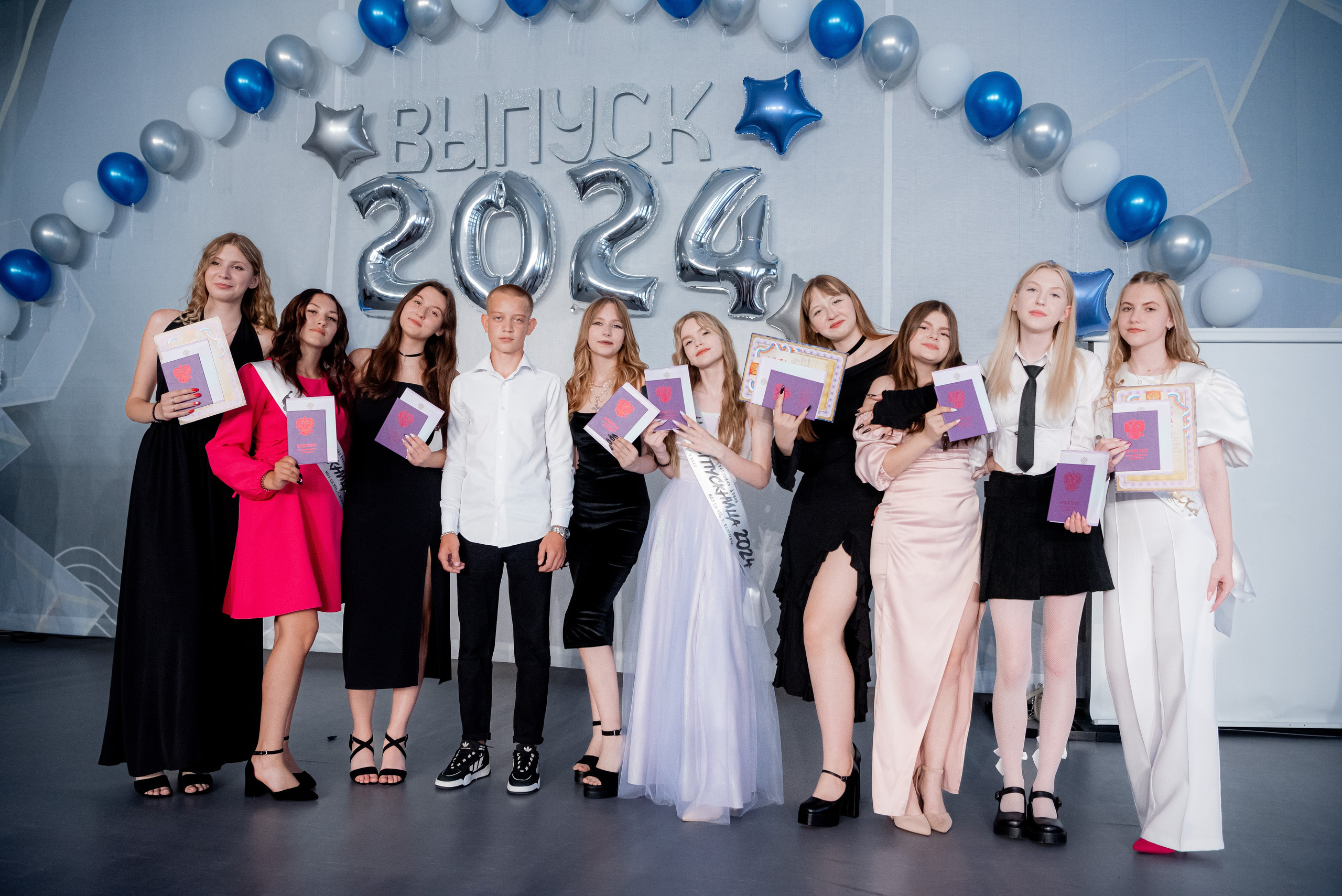 86 школа. Вручение. ДК Тракторозаводского района. Фотограф в Волгограде и Волжском Александр Горбань