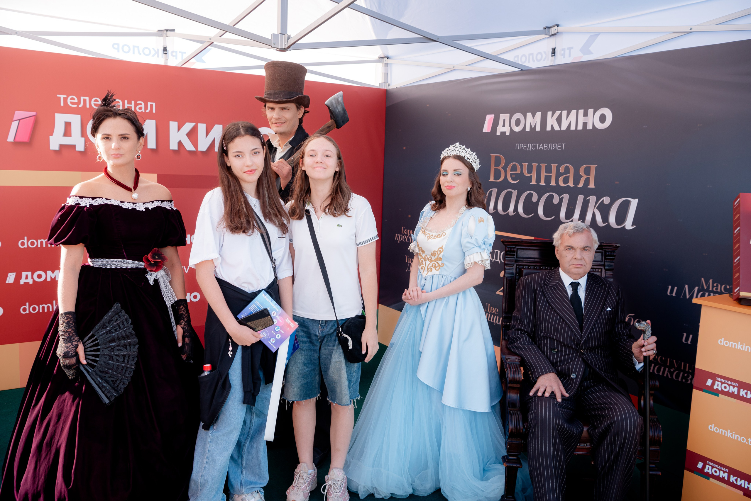 Портретные фото с артистами в палатке Триколор Дом Кинов на день города Волгоград. Фотограф в Волгограде и Волжском Александр Горбань