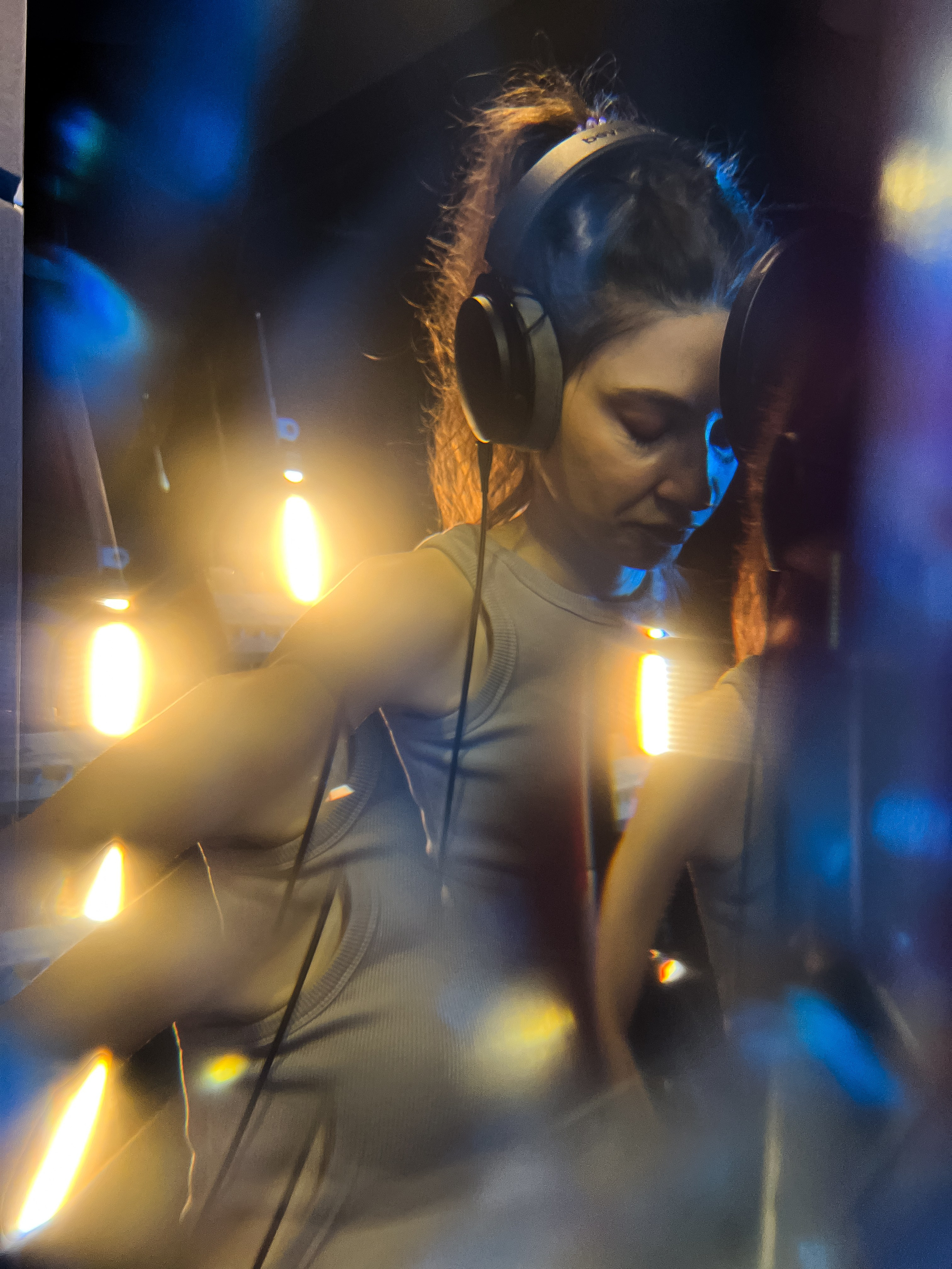 профессиональная фотосъемка певицы в студии звукозаписи