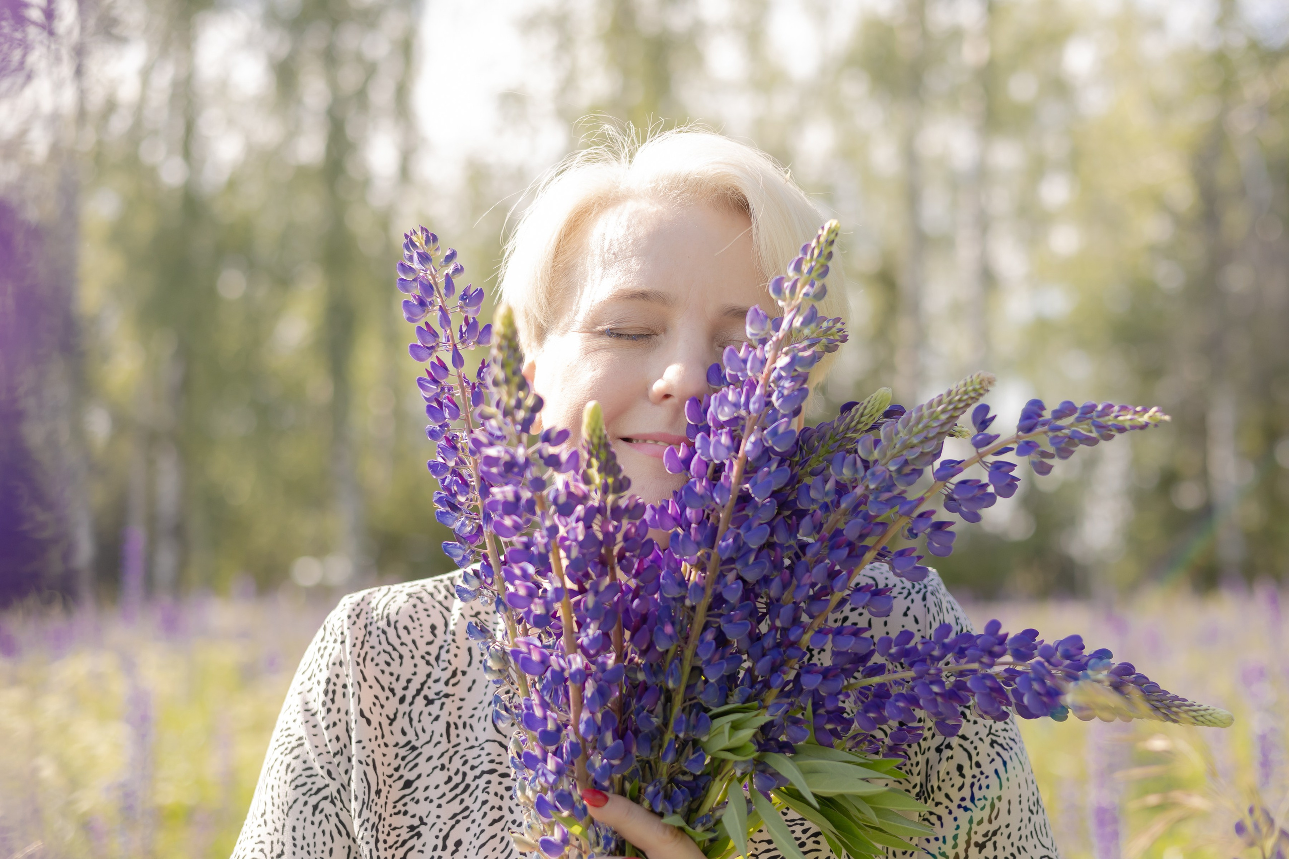 Фотосессия в поле с люпинами