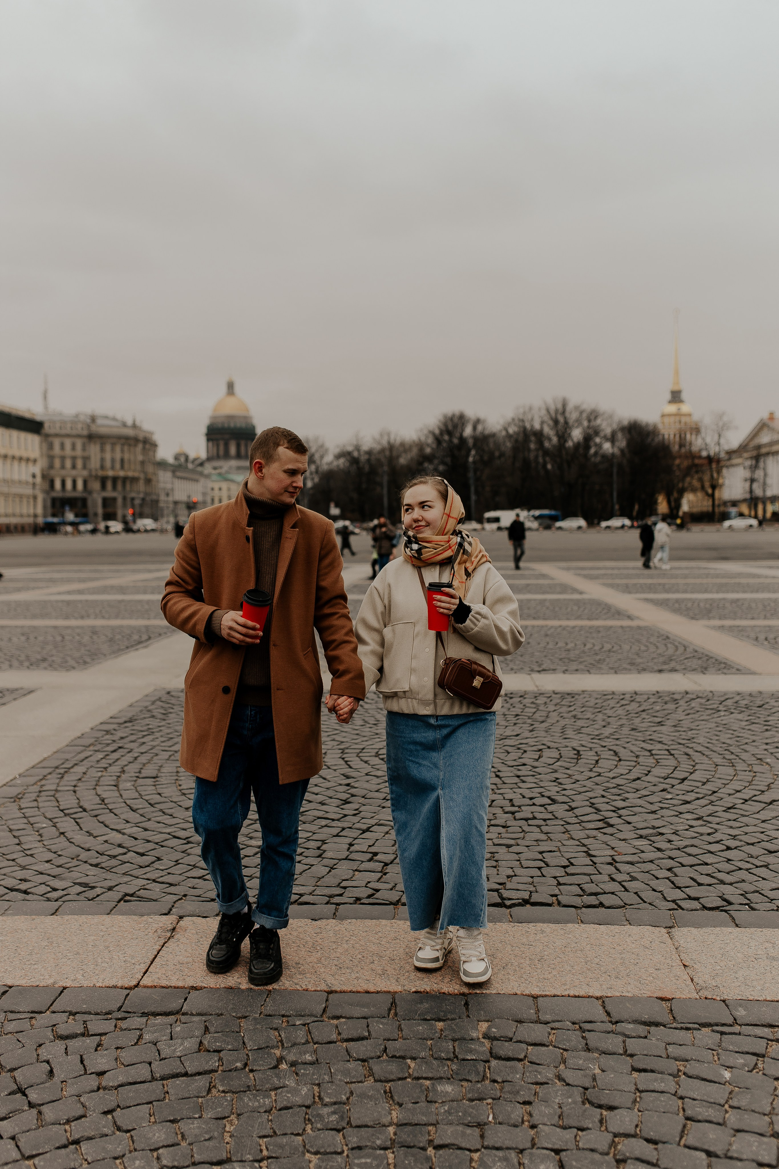 Пара гуляет по Петербургу. Фотограф в Санкт-Петербурге Лиза Семченкова