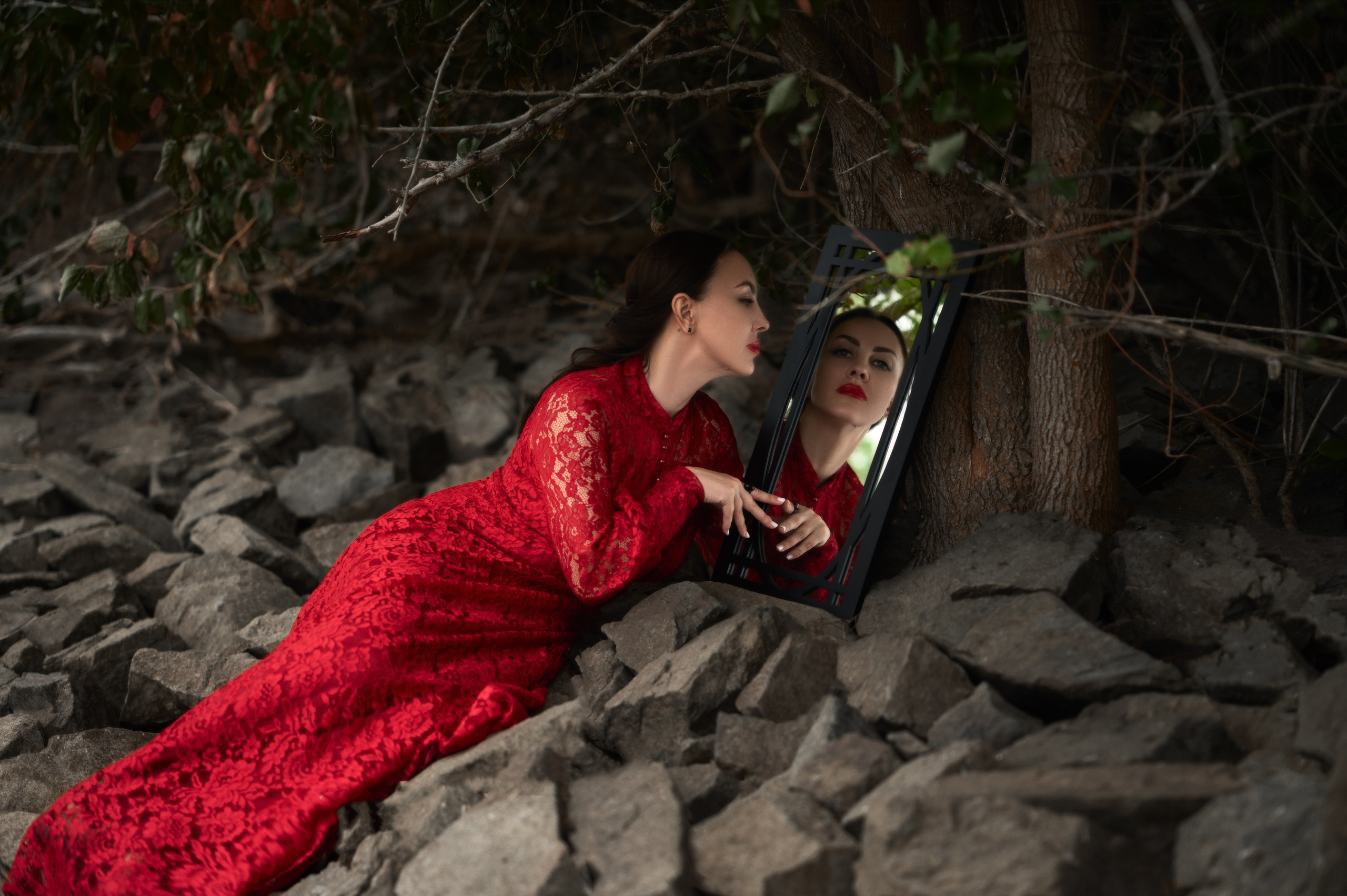 Фотосессия в Волгодонске от Елизаветы Жуйковой: девушка в красном платье у зеркала на фоне зелёного леса.