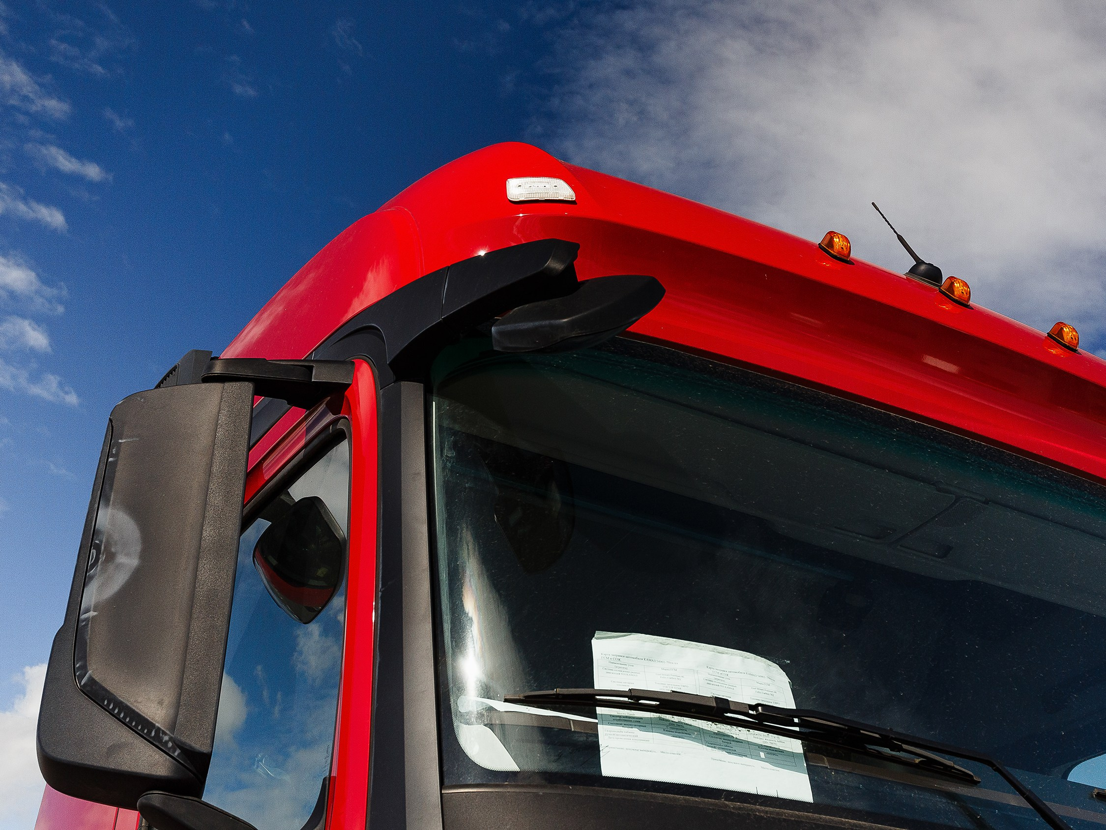 Профессиональная съёмка легковых автомобилей и большегрузов для продажи и контента. Выездная фотосессия спецтехники в Санкт-Петербурге. Репортажный фотограф Сергей Пушкин в СПб. Промышленная фотосъёмка авто. Фотограф для дилеров и производителей. 