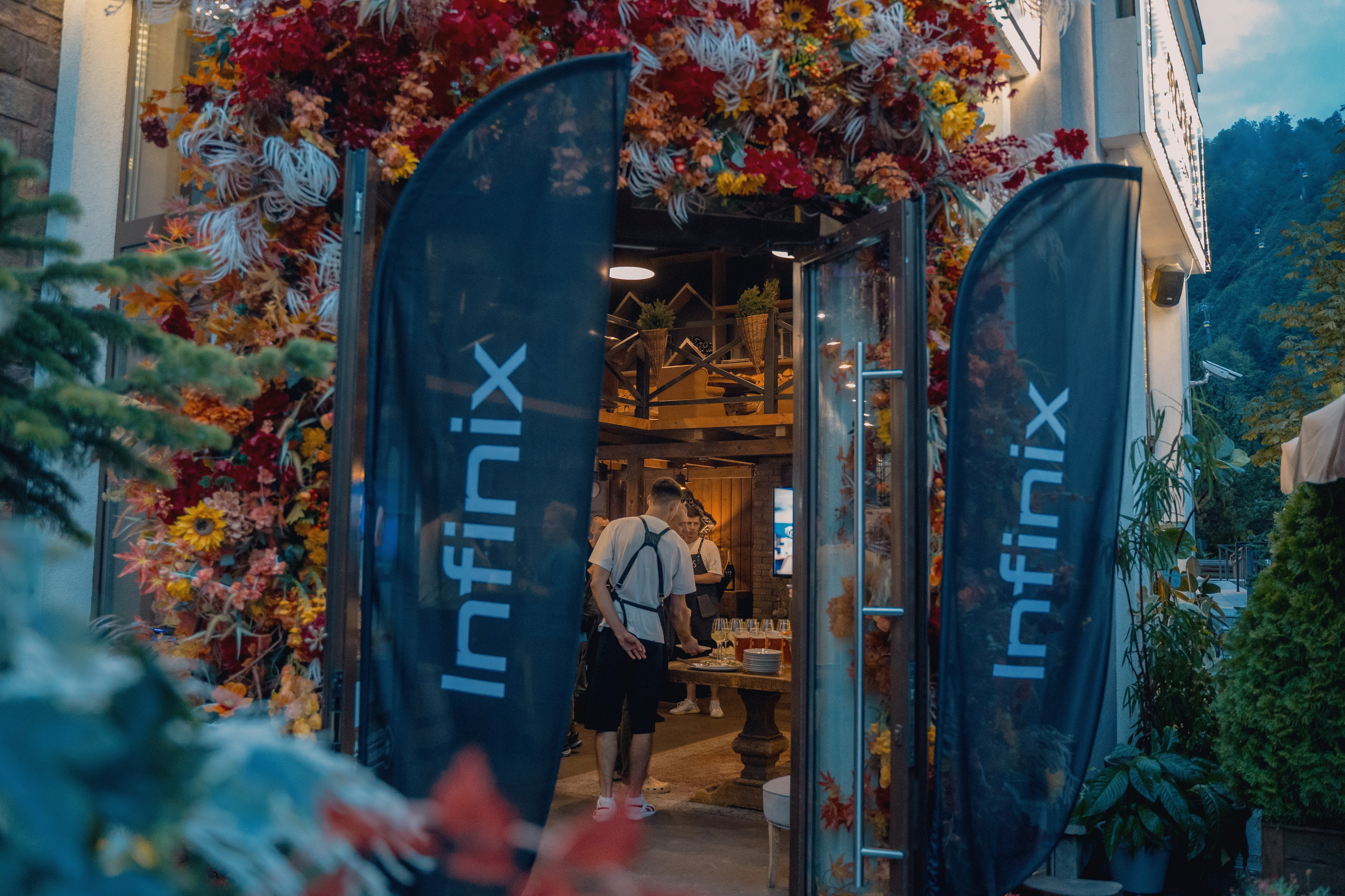 Общее фото входа в ресторан 