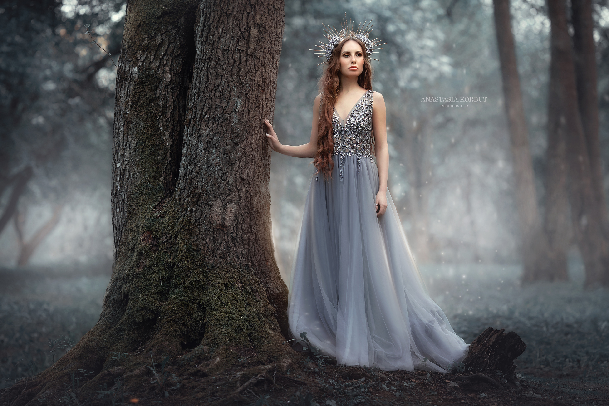 Сказочная фотосессия девушки в лесу