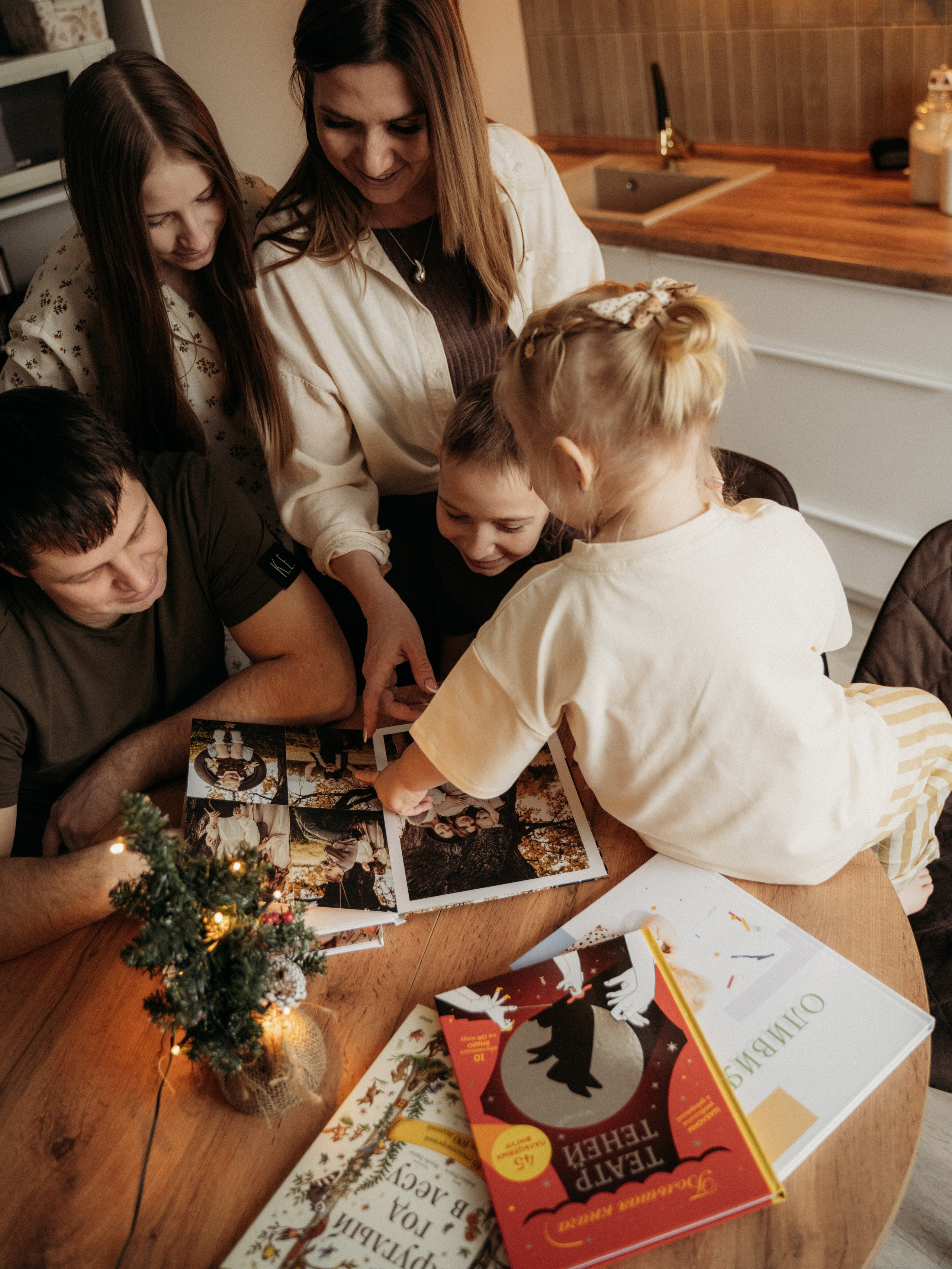 Семья на кухне