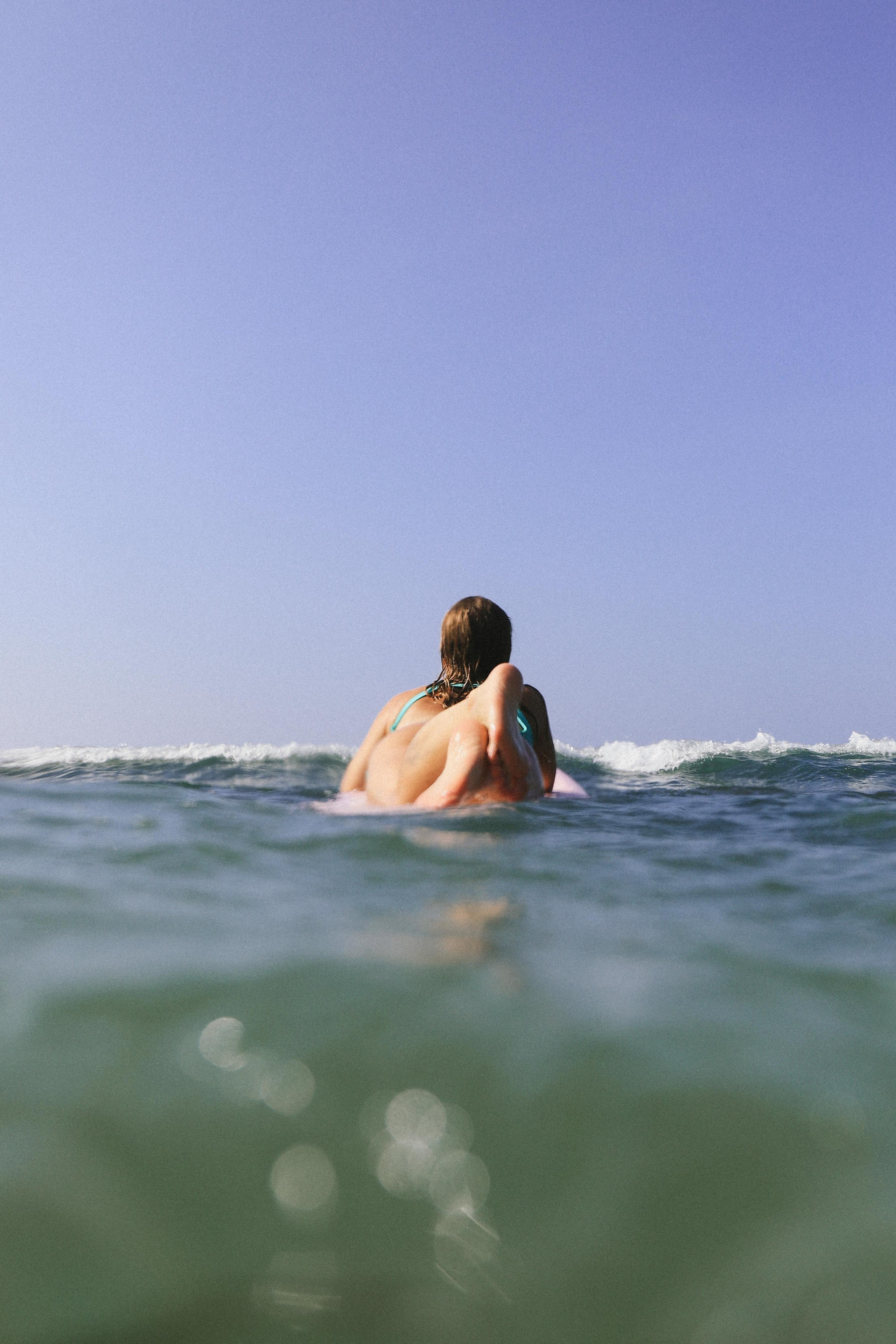 Съемка серфинга на рассвете | Девушка с доской Ross Concept на Coconut Beach. Фотограф на Шри-Ланке