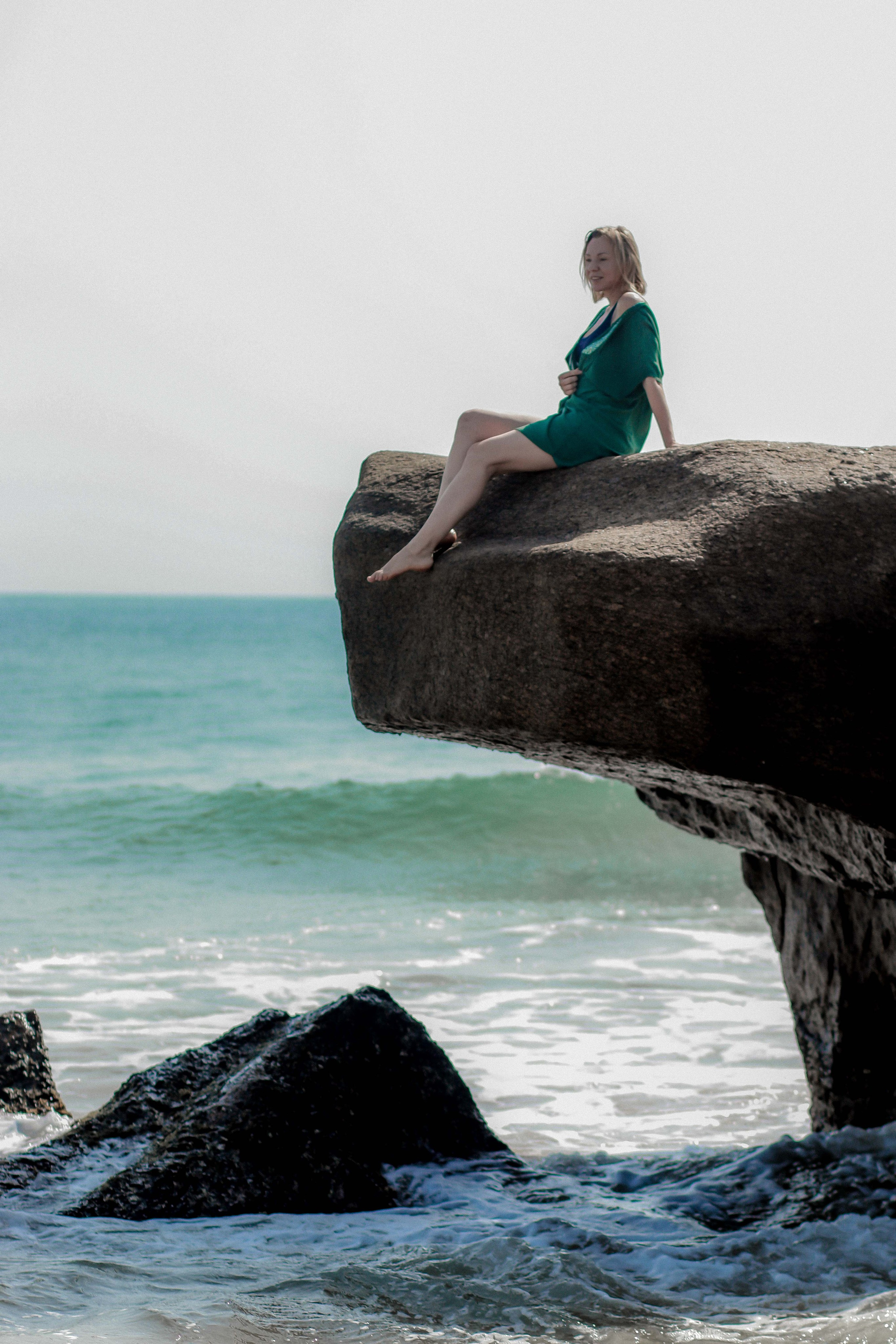 Экспресс-съемка 30 мин: девушка с серфом в воде на пляже Поттувиль Шри-Ланка. Фотограф на Шри-Ланке