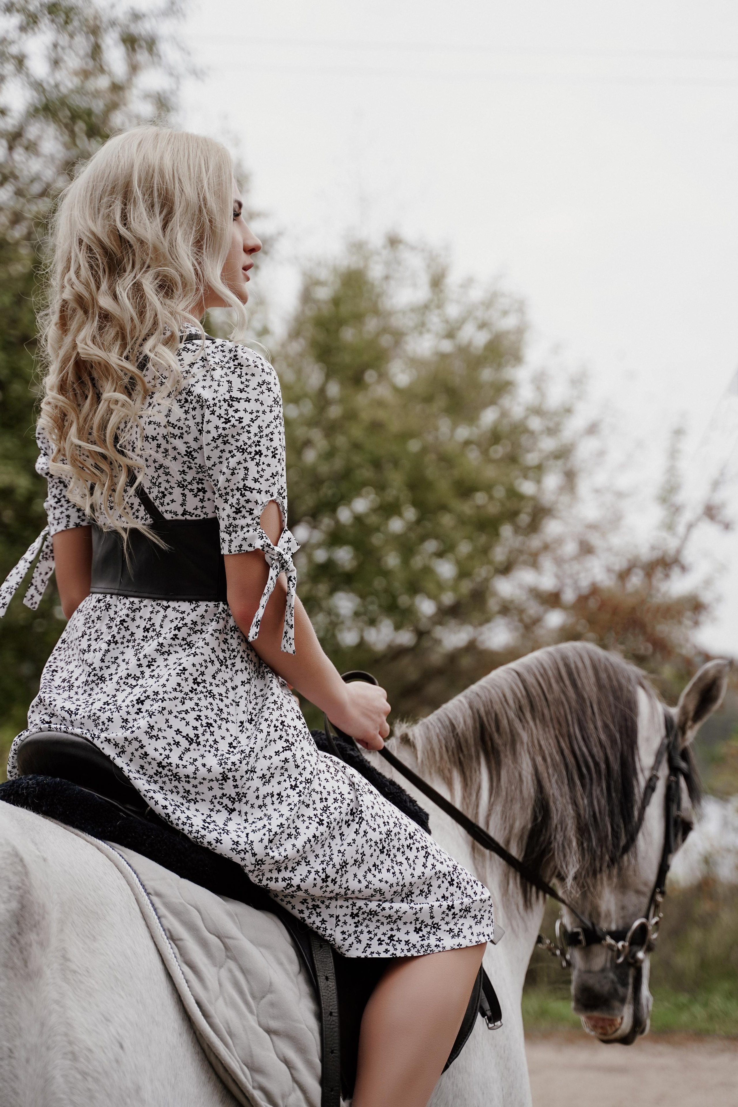 Елена прогулка на лошадях. Фотосъемка и видеосъемка свадеб Липецк