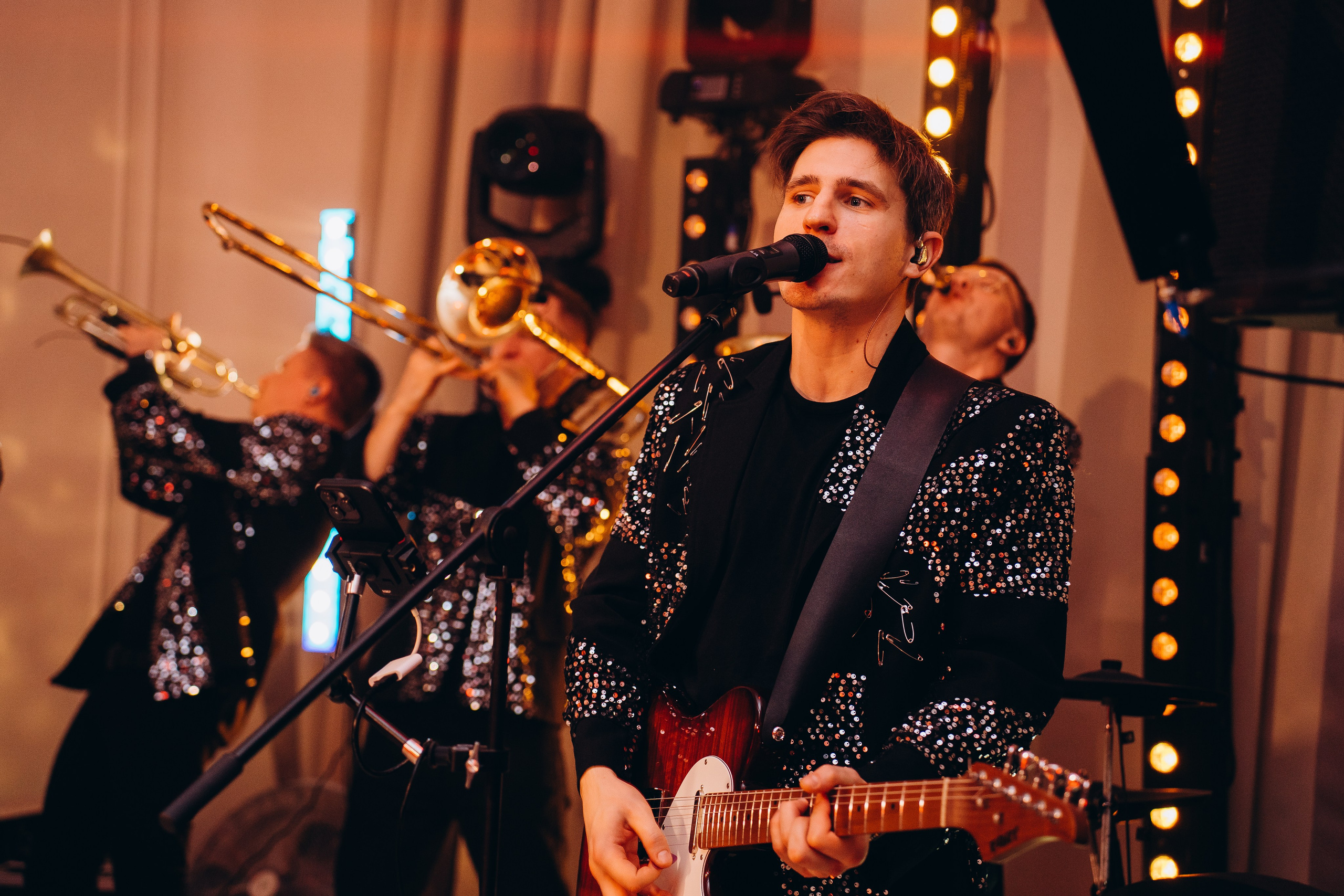 Веселые гости танцуют на свадебном банкете — репортажная съемка свадебных мероприятий в Москве с живыми эмоциями.