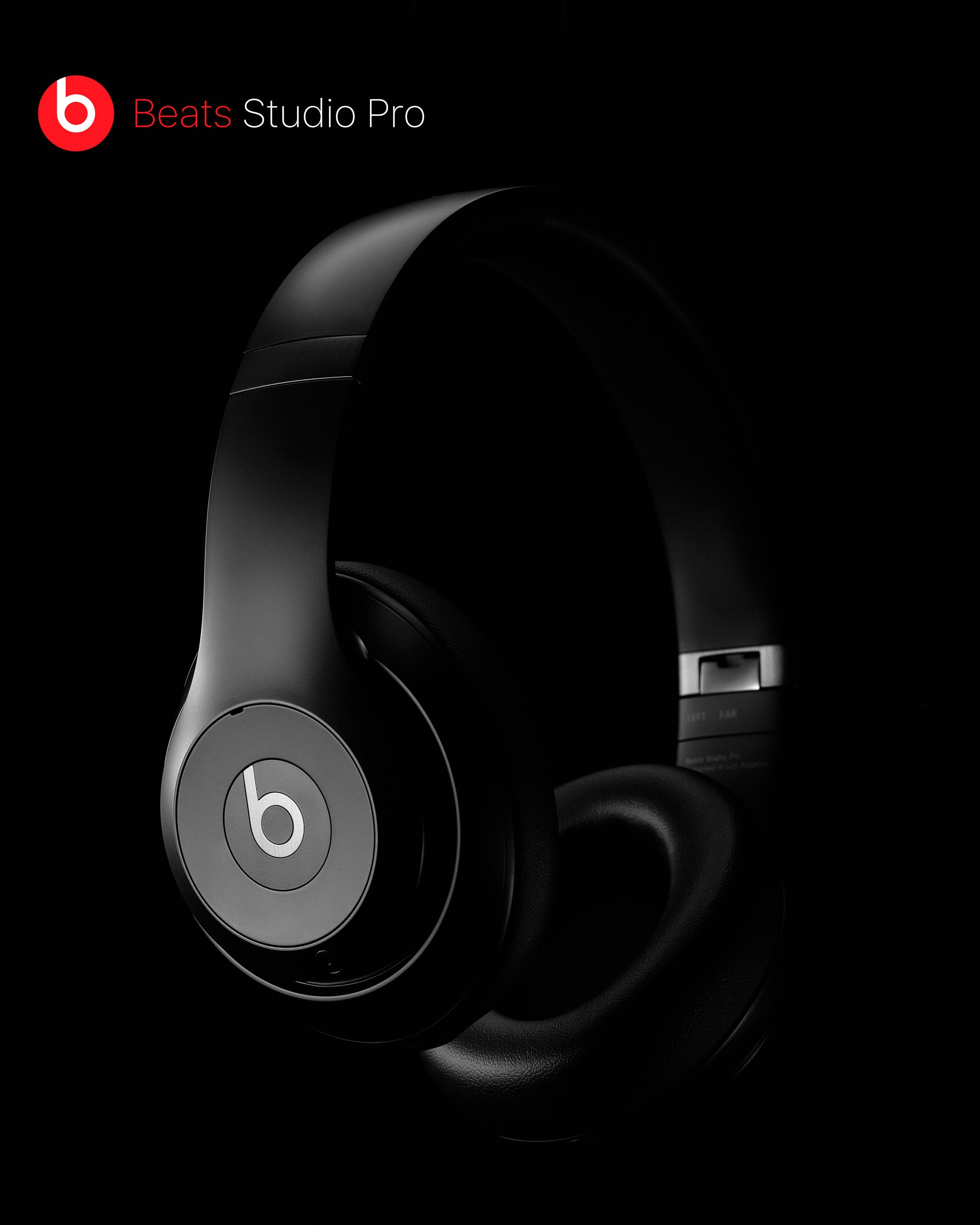 Черные беспроводные наушники Beats Studio Pro на чёрном фоне — рекламная съёмка электроники