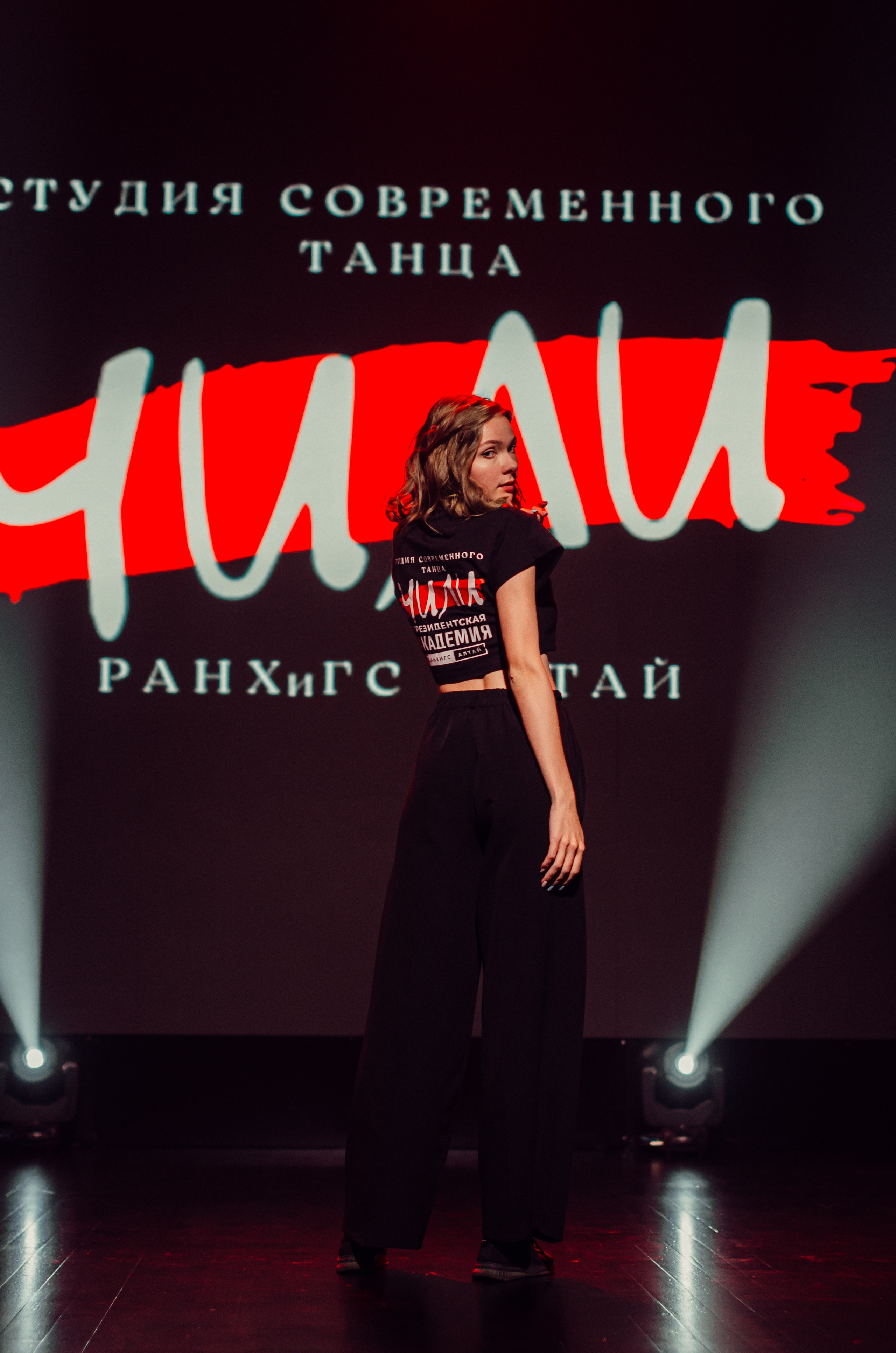 Групповая фотосъемка танцевального коллектива. Денисова Аля — фотограф для парных съемок и индивидуальных историй в Барнауле