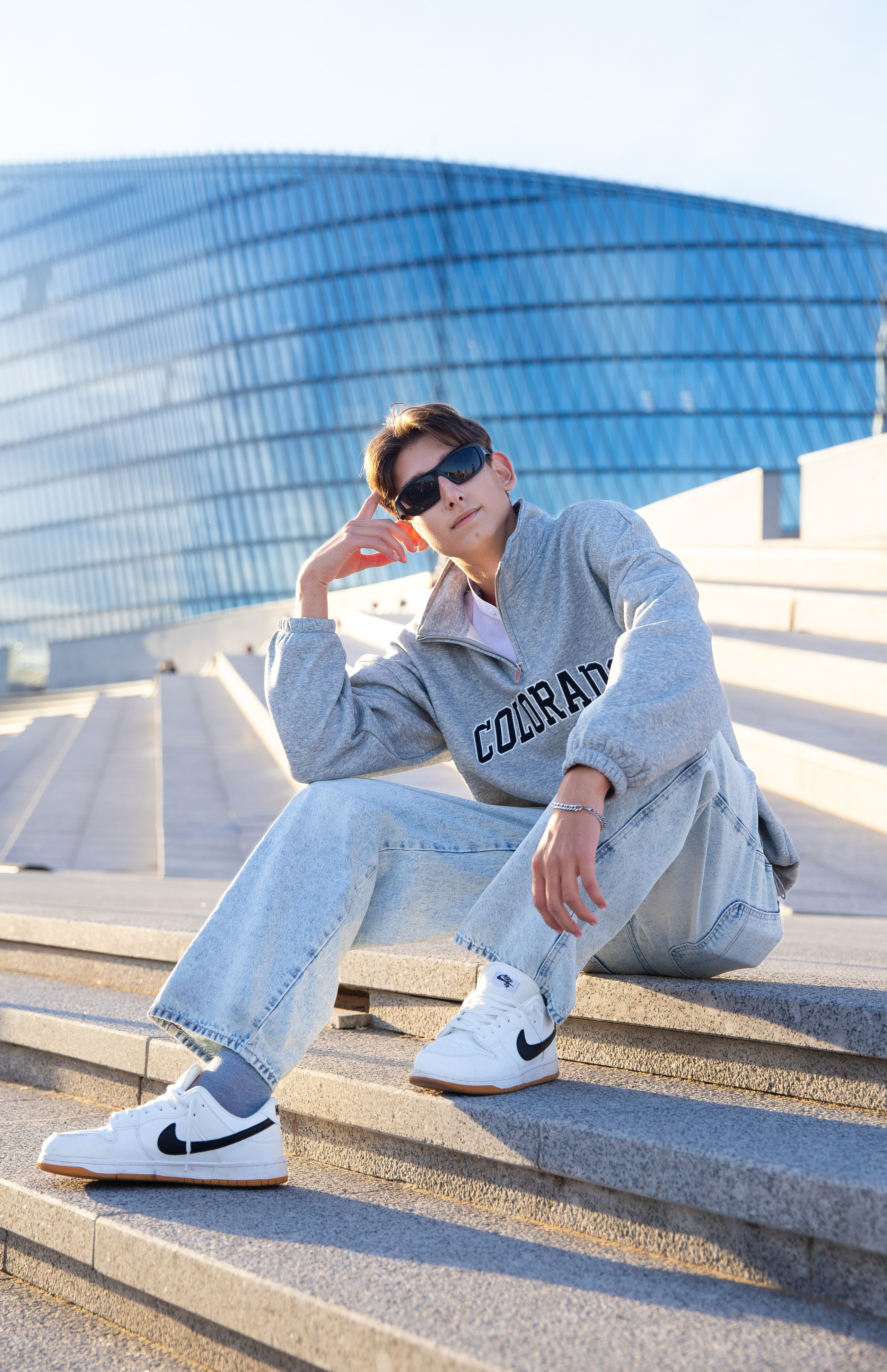 фотосессия у Лахта центра для выпускного альбома