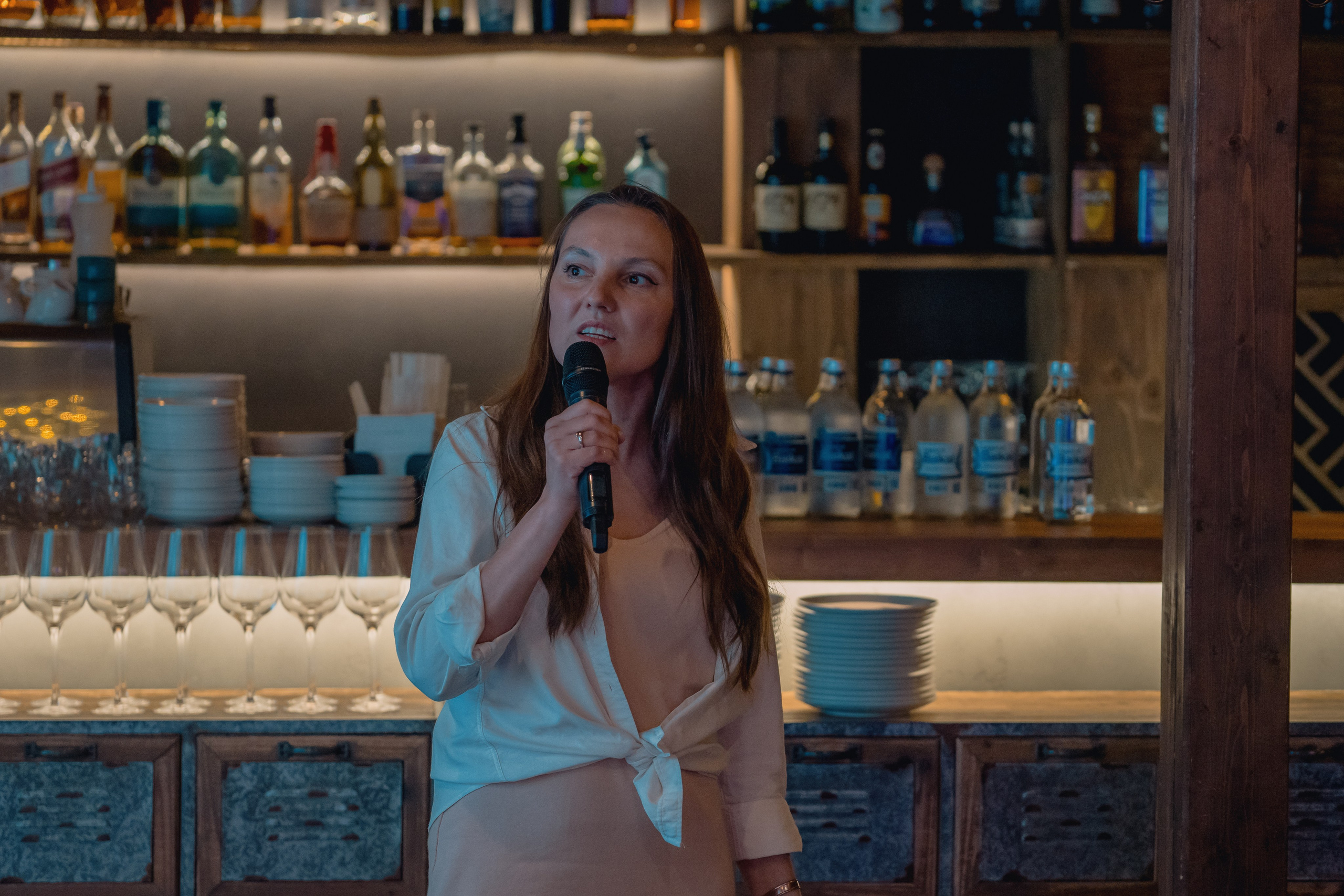 Фотография спикера с презентаций промо телефона 