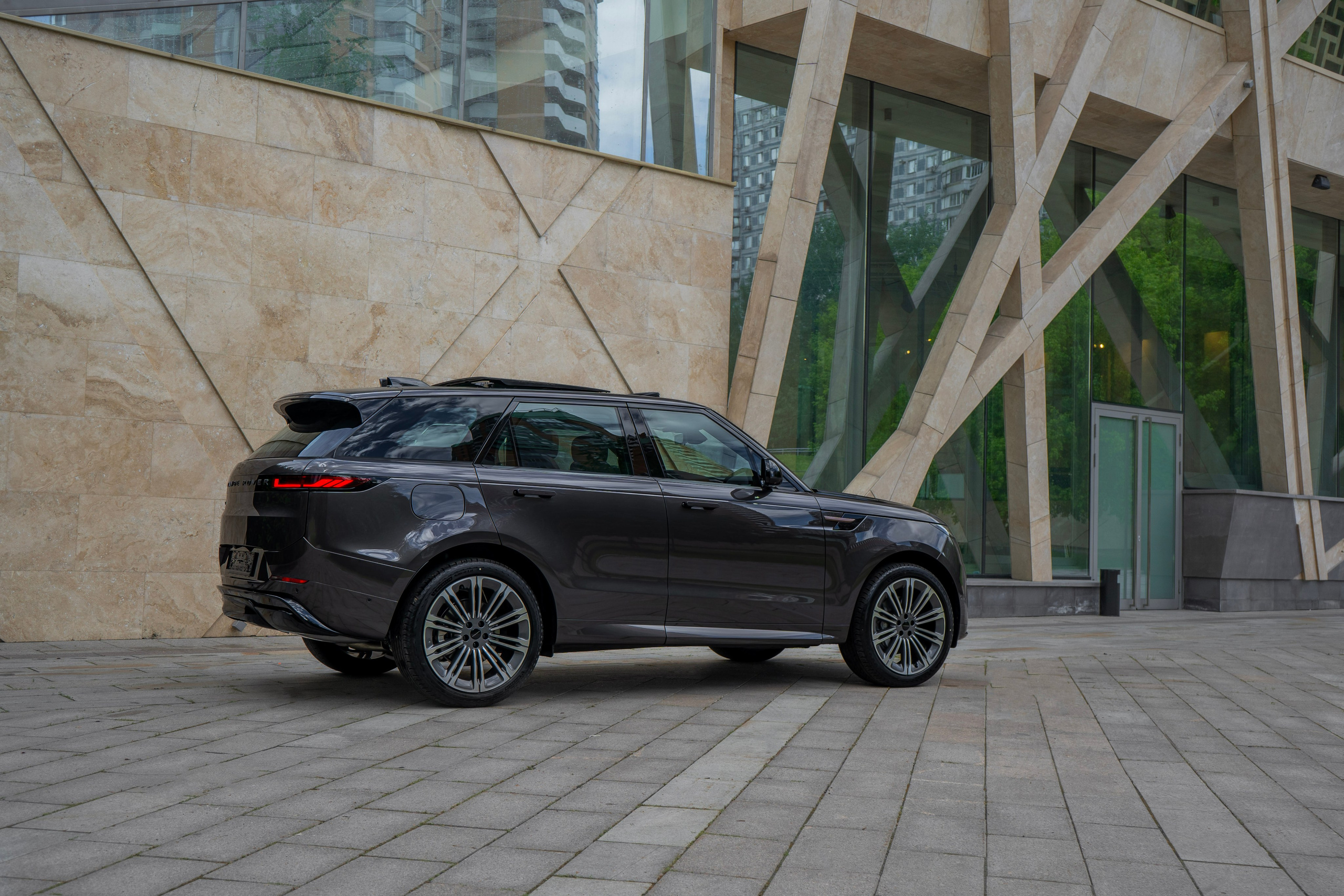 Range Rover Sport 2026. Автомобильный фотограф Ногинск Денис Городок