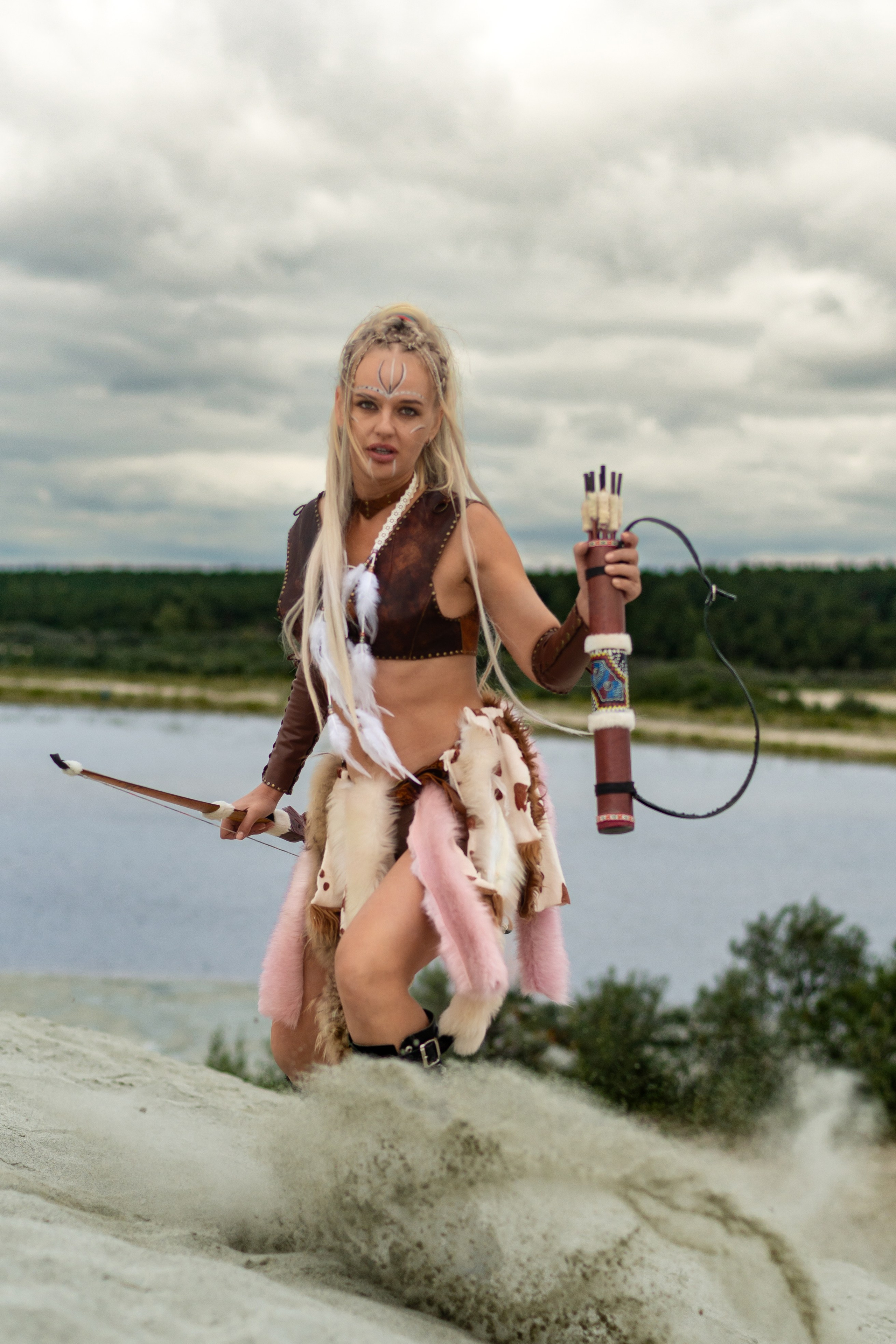 Косплей амазонки  перевоплощение в образ этого персонажа древнегреческой мифологии.Реквизит: лук и стрелы, меха, а также украшения из камней, перьев, меха, кожи, дерева.  Автор фотограф: Додров. Ph: dodrov.