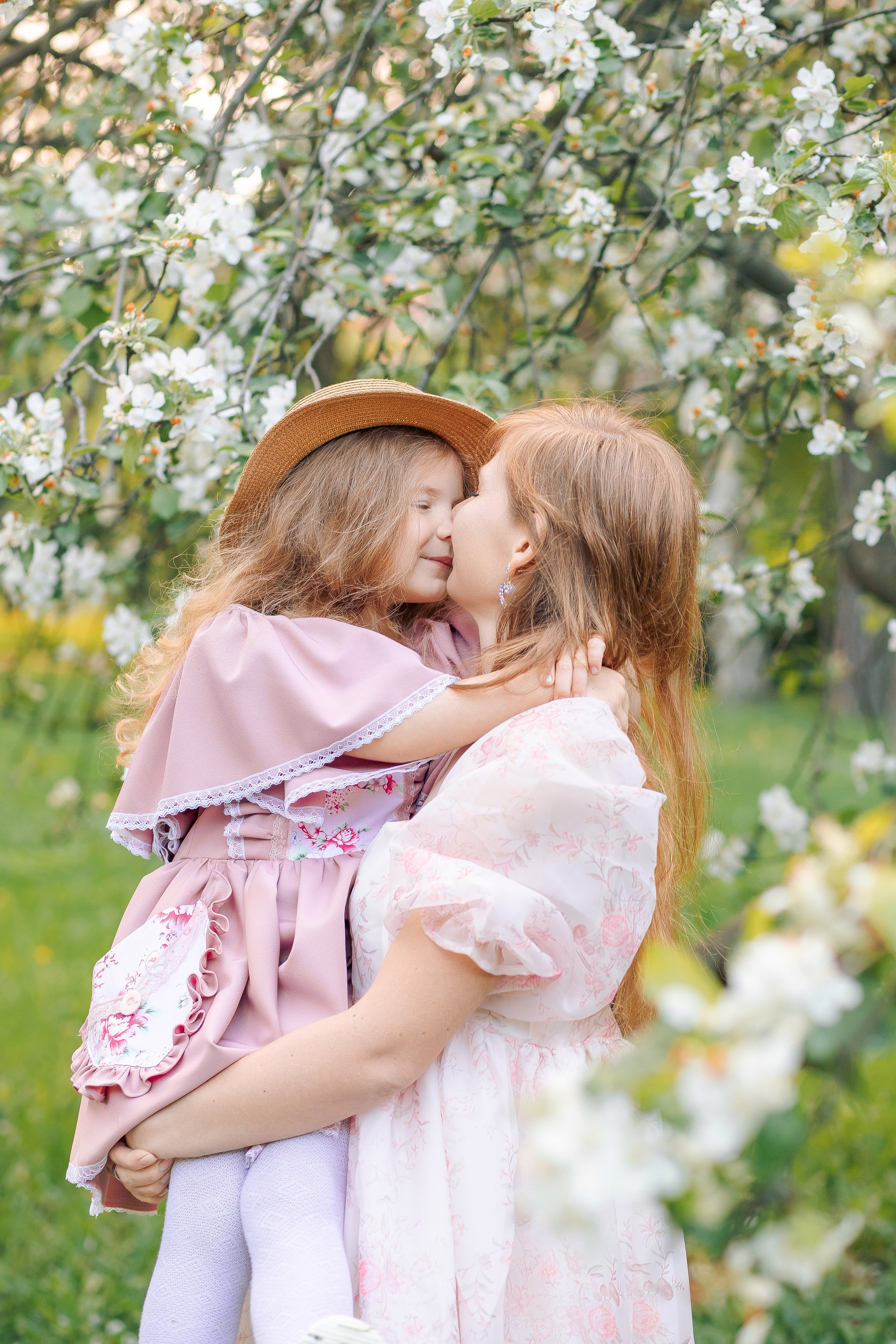 Семейная фотосессия в белых яблонях. Фотограф в Санкт-Петербурге, Анна Скворцова