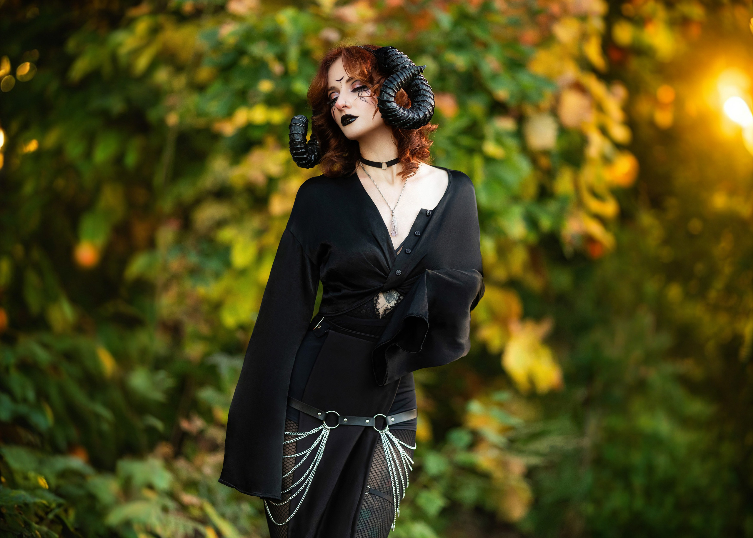 Фэшн съёмка для женщины на природе в образе сексуального суккуба с чёрными рожками, Находка