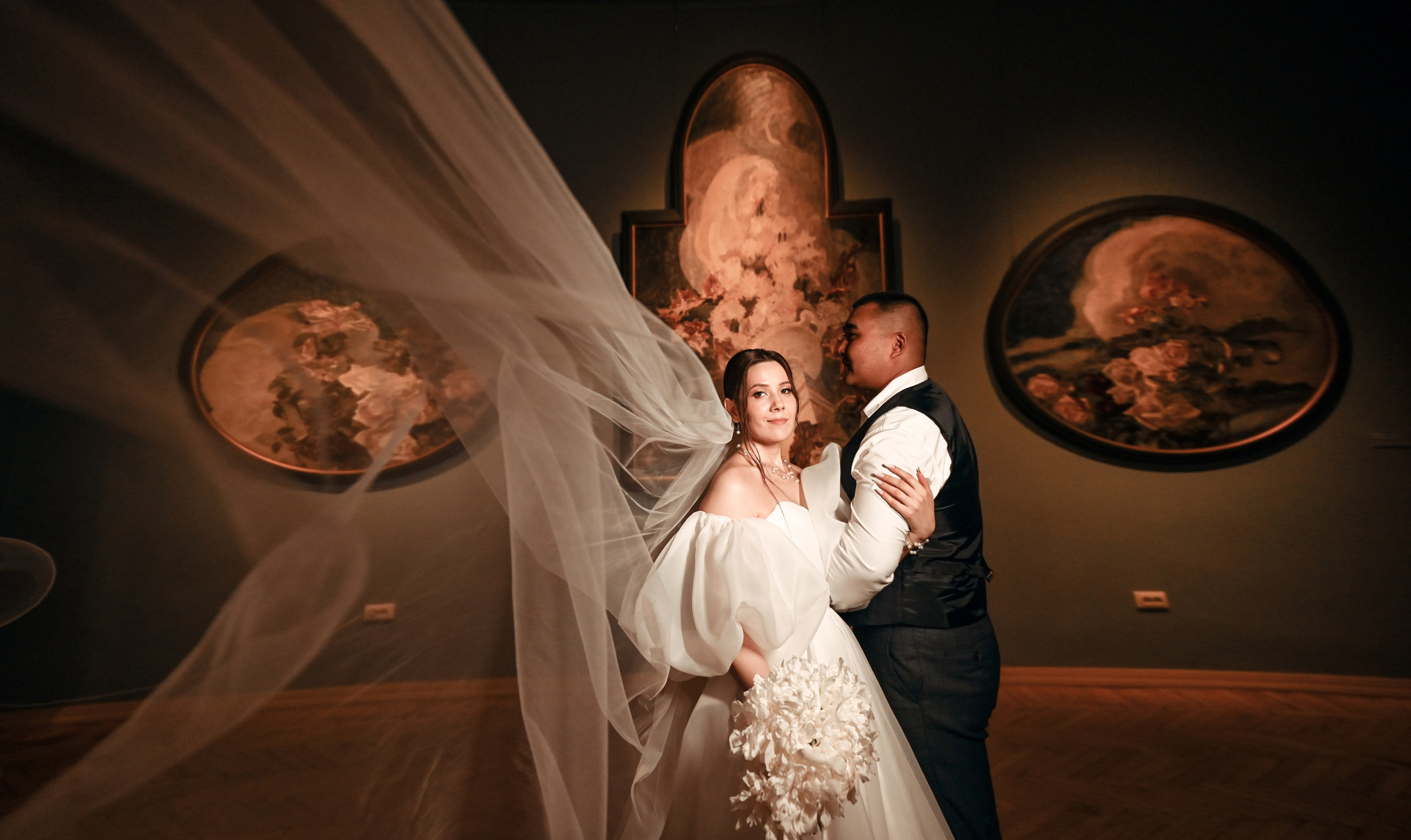 Небольшая свадебная серия в музее и прогулкой под дождем Эльмиры и Ризата. Свадебный, семейный, детский, контент фотограф в Омске Максим Ильин