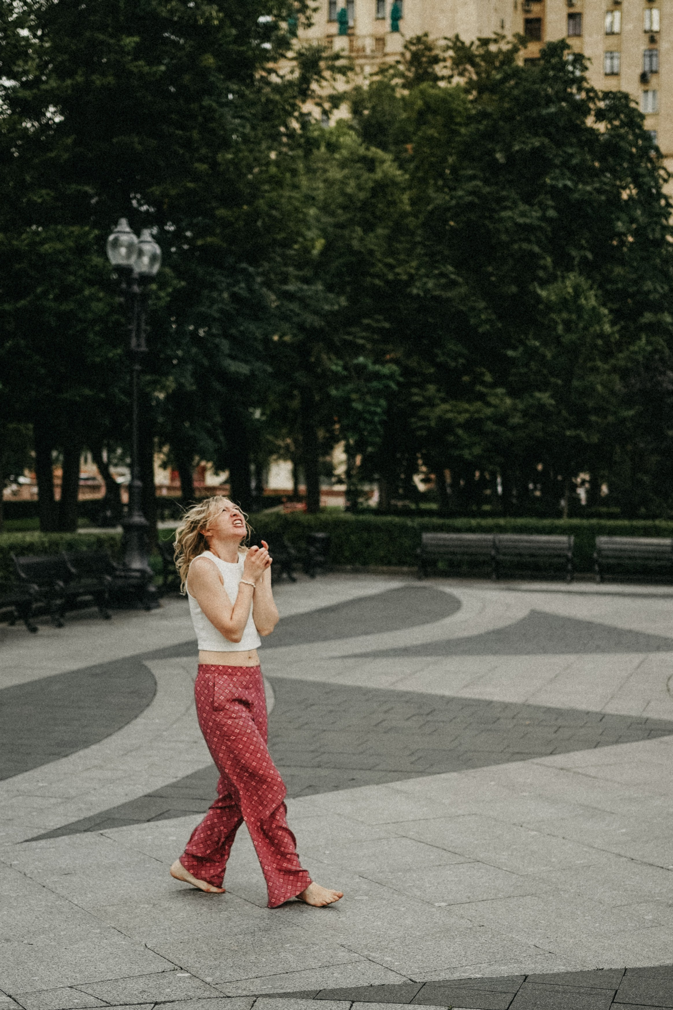 Девушка по городу шагает босиком. Фотограф Наталья Колганова