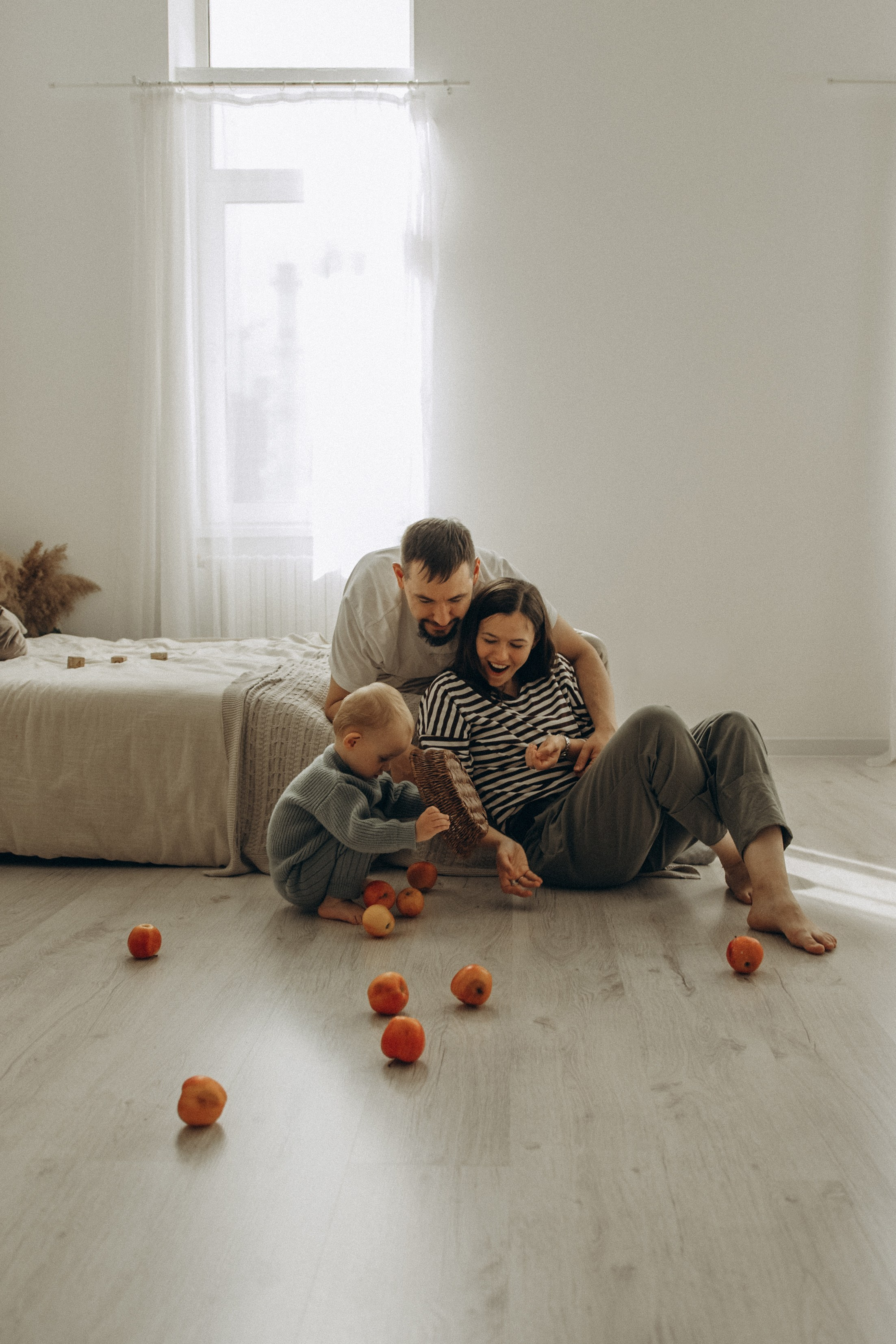 Ярослав и яблоки. Гаврилова Настя семейный фотограф lifestyle в Москве