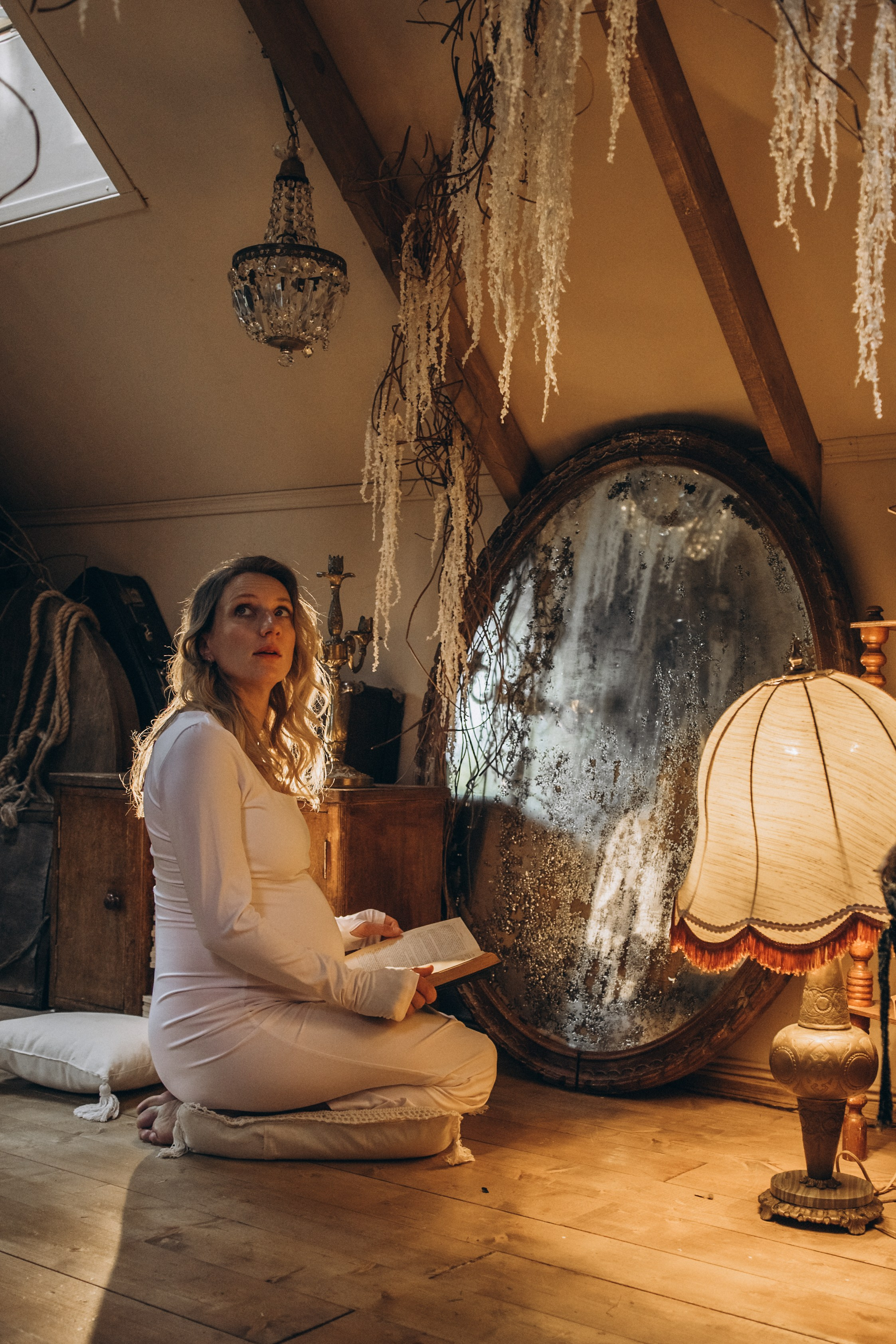 На заброшенном чердаке. Гаврилова Настя семейный фотограф lifestyle в Москве