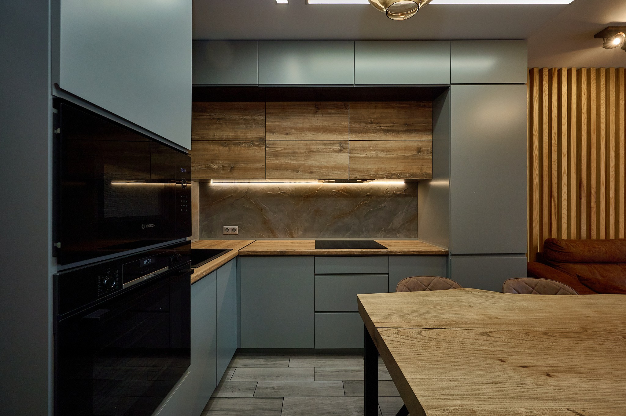 серые полки и шкафы деревянный стол черная раковина плита 