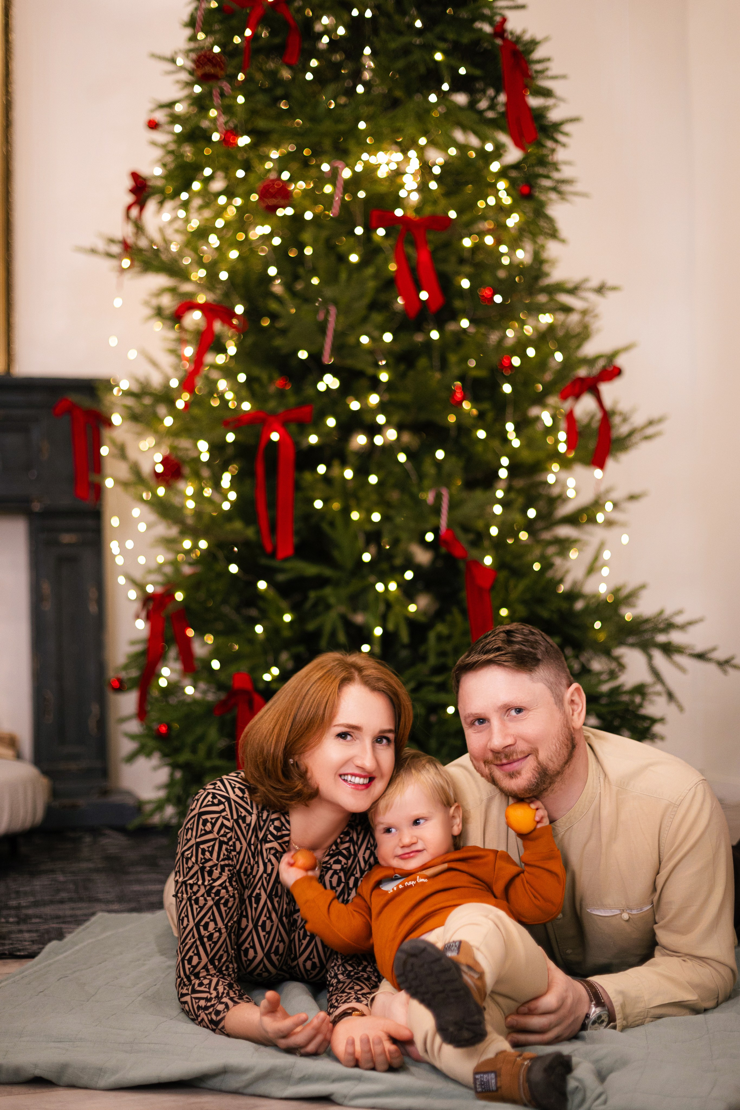 Ольга, Павел и Рома с бабушками. Фотограф ВИКА МЕДУЗА