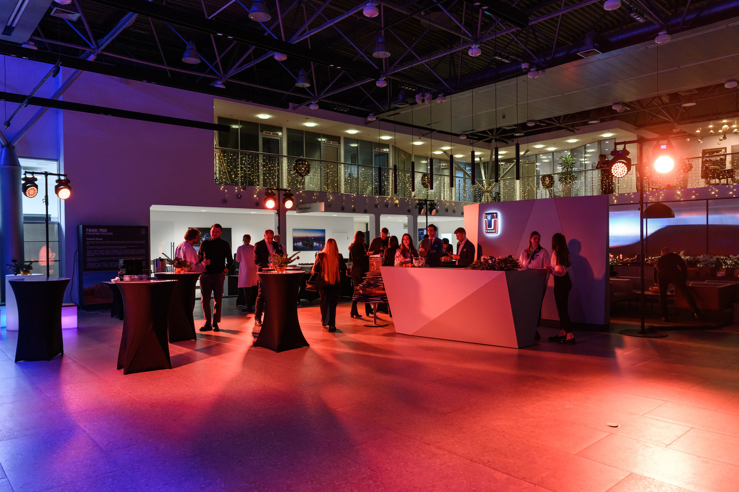 Автосалон Танк. Свадебный фотограф Москва Юрий Кульман