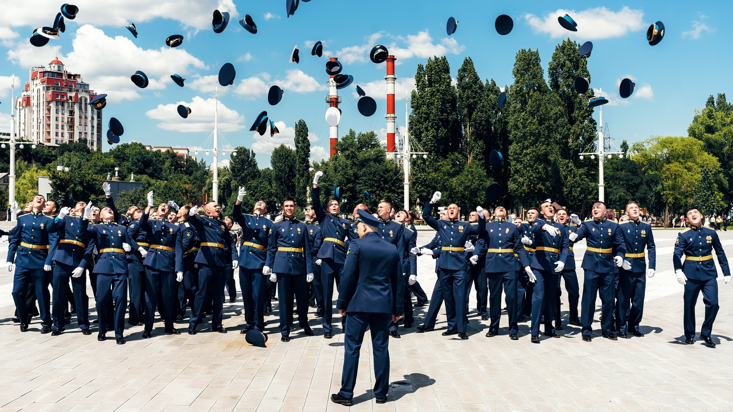 Фуражка быстрым броском летит в небо.