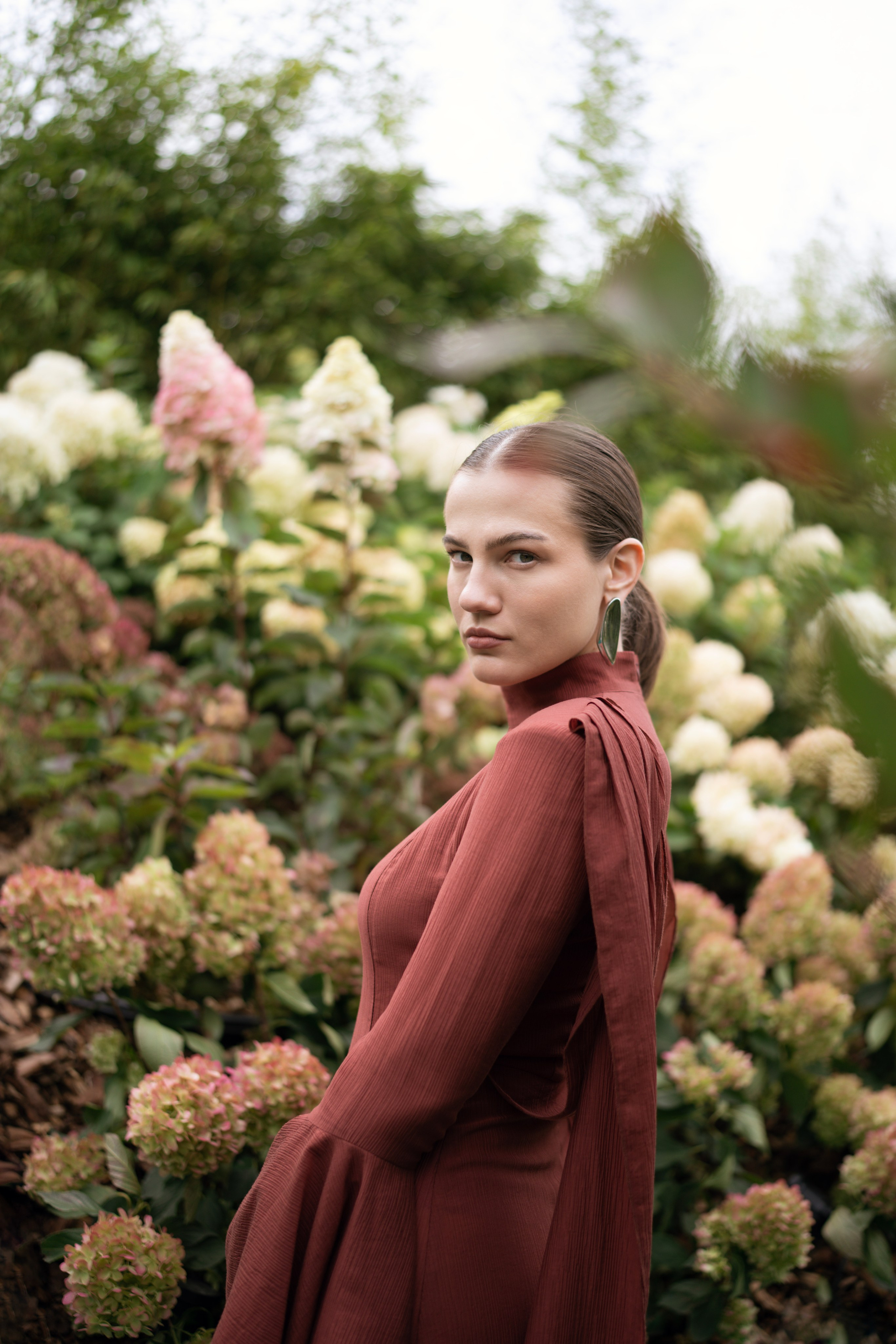 Портрет стилиста. Работа с стилистом. Авторская флористика. Фотограф для женщин. Трендовая фотосессия на природе.