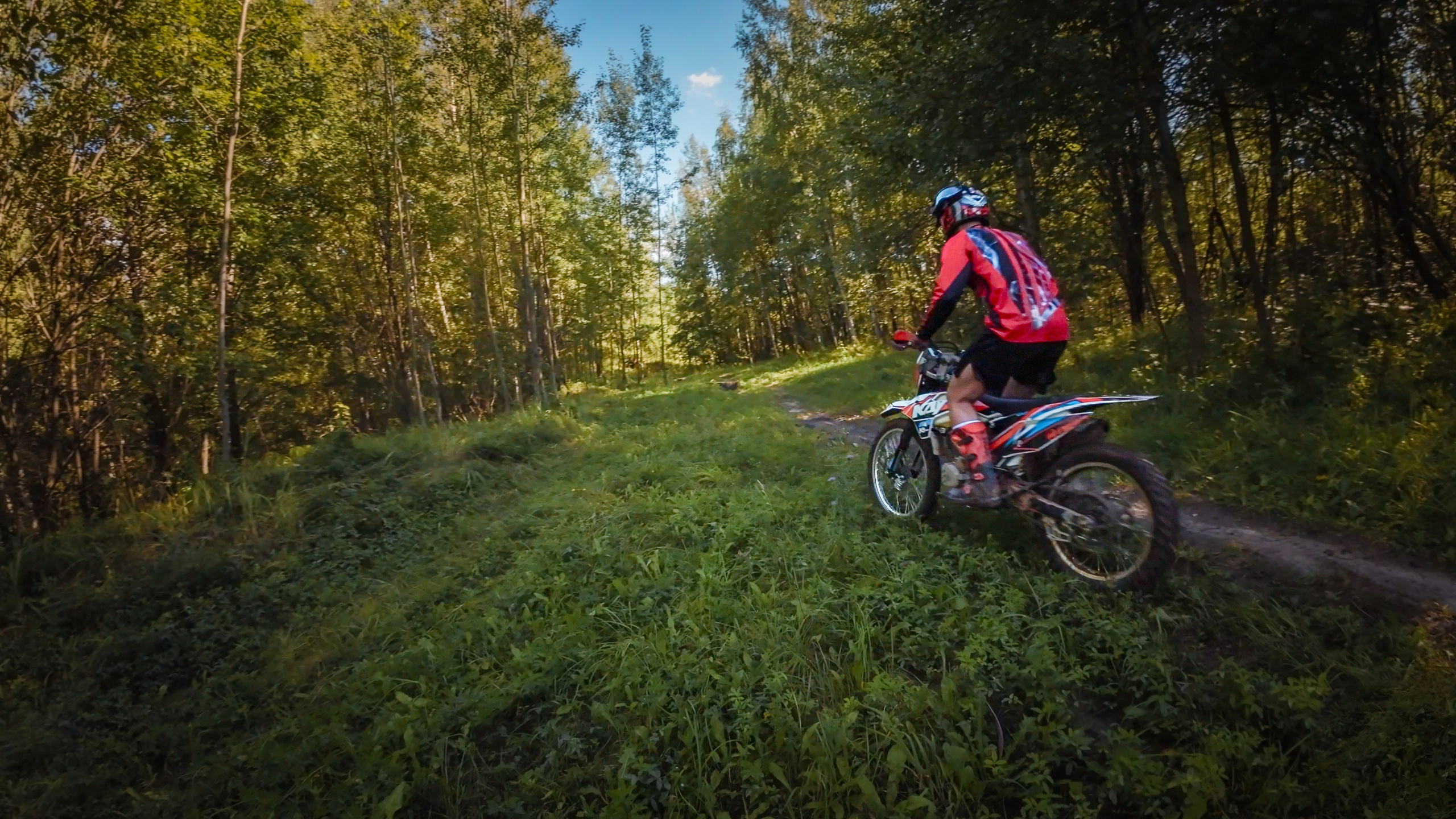 мужчина на кроссовом мотоцикле в лесу, эндуро, лес, трава, песок, лето, солнце