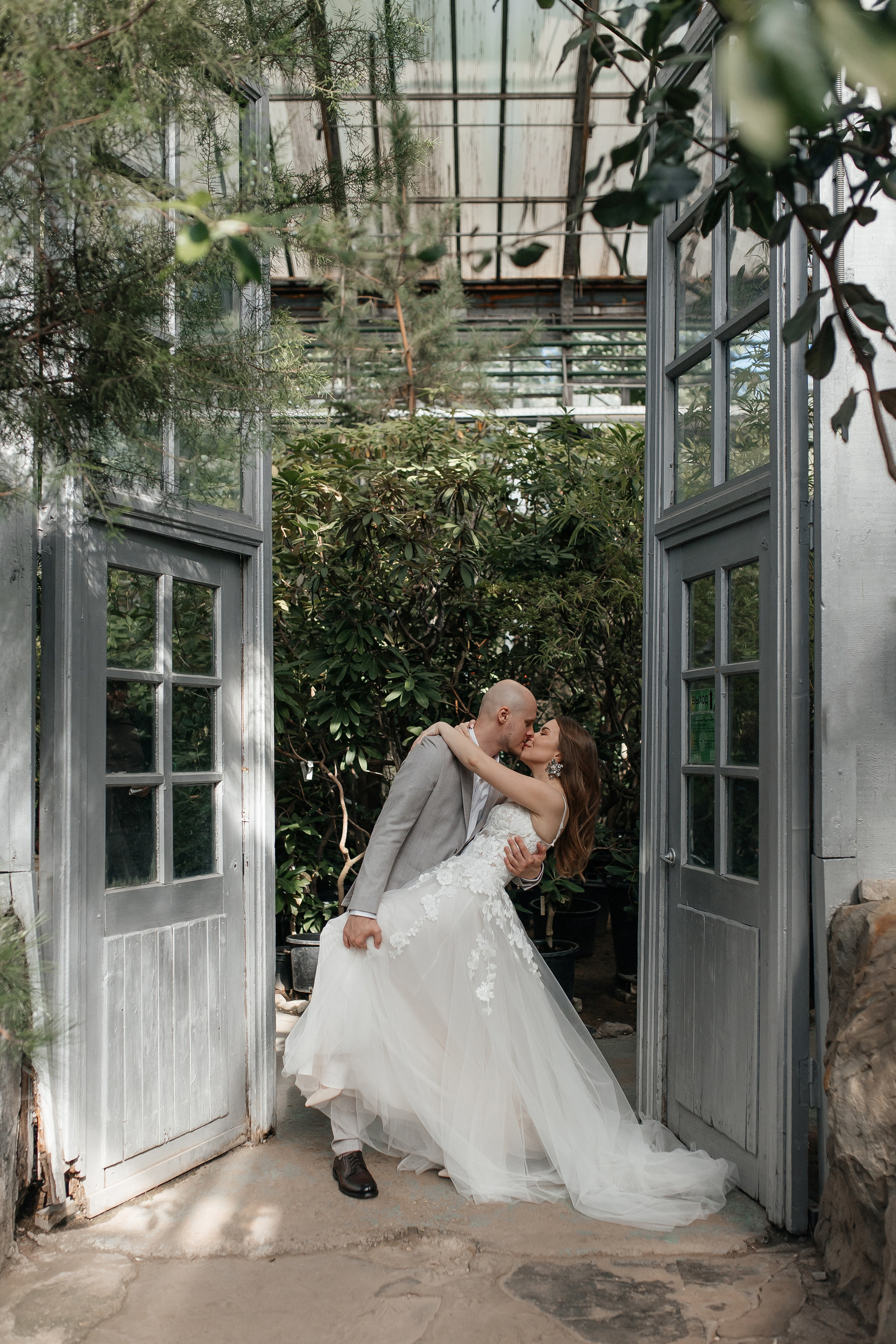 Свадебная фотосессия в Старой фондовой оранжерее Ботанического сада