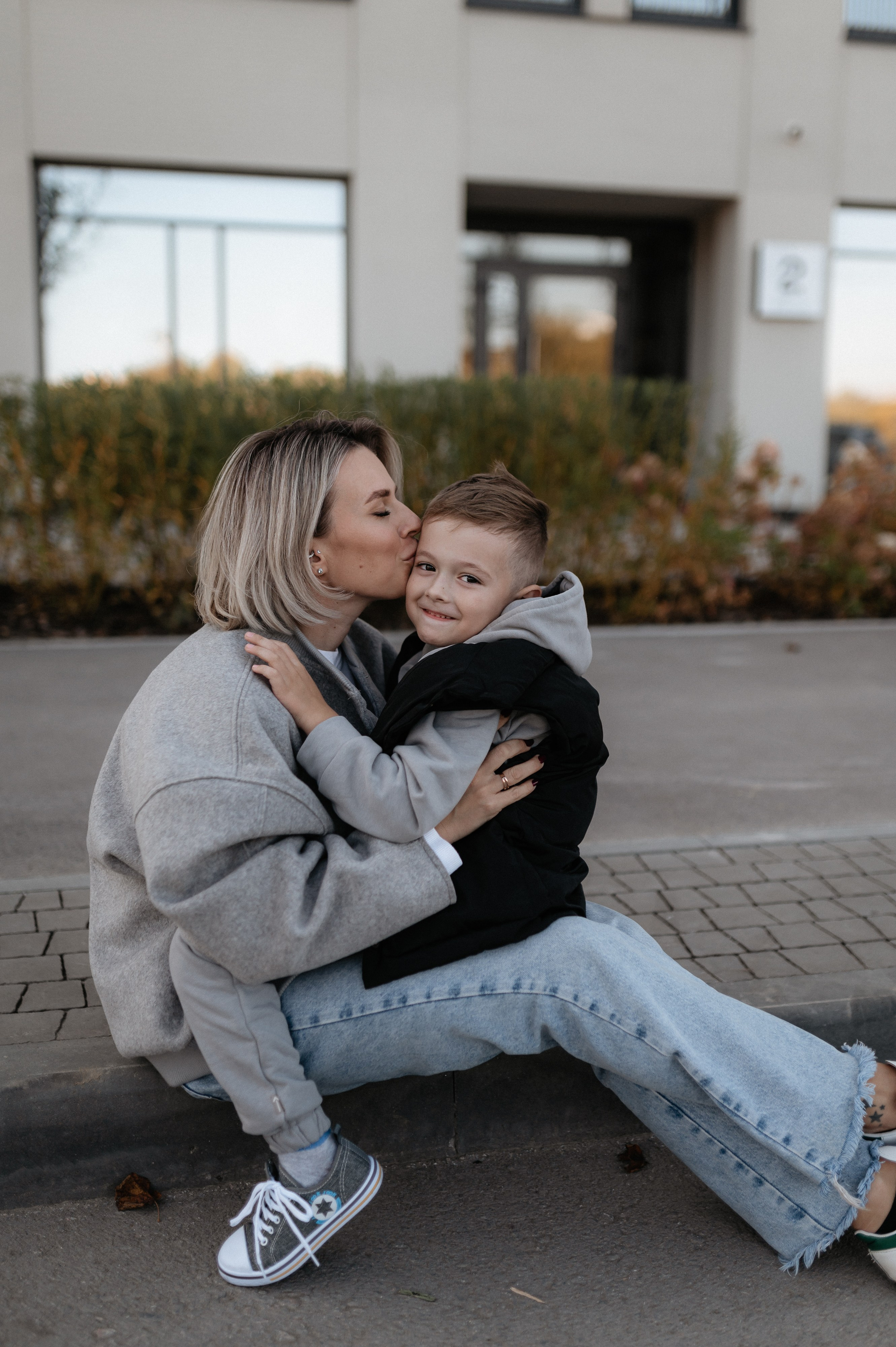 Городская прогулка мамы и сына. Главная