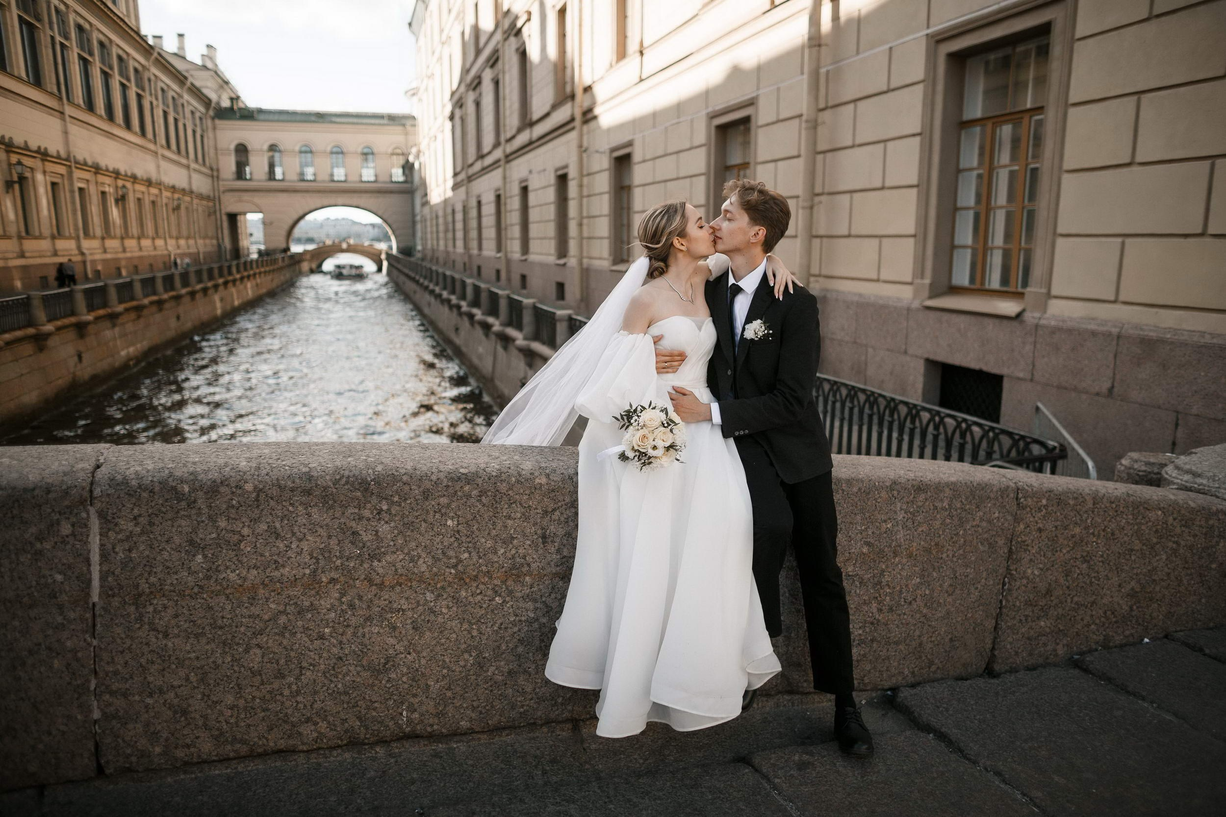 Красивая пара молодожёнов. Свадебный фотограф Игорь Брундасов 8PHOTO на свадьбу венчание загс СПб