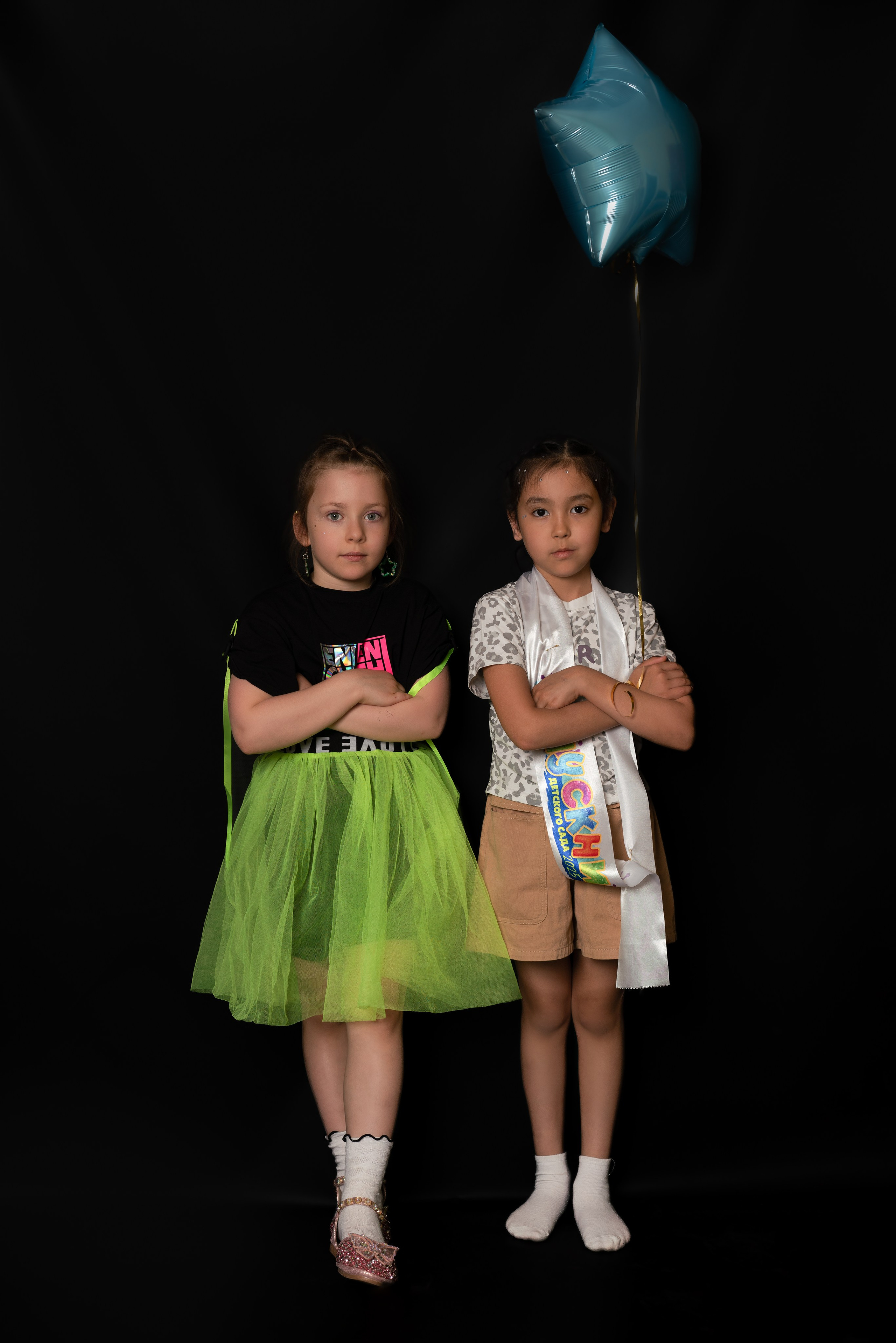 Детский сад, портреты на чёрном фоне. Фотограф Шунова Саша