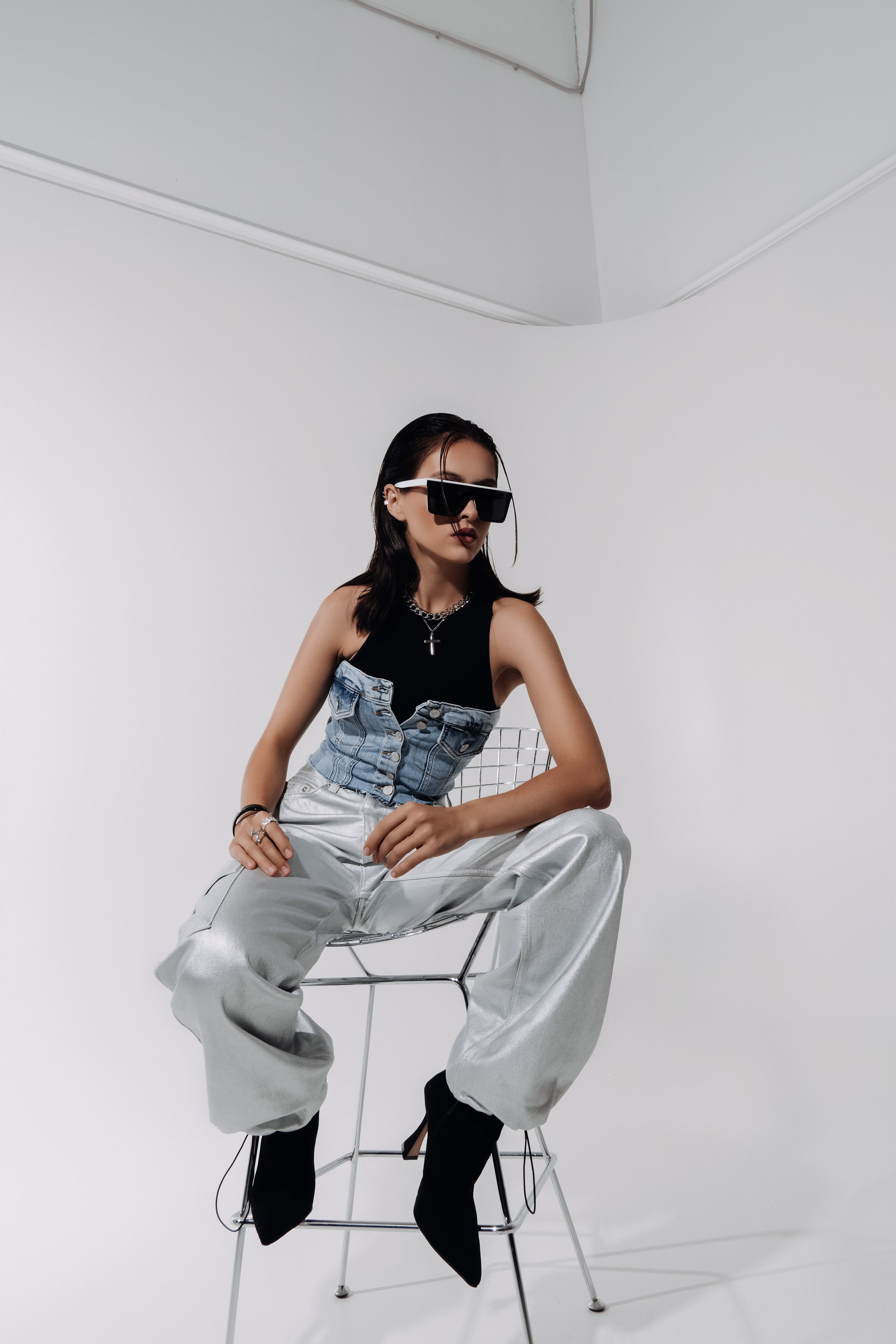 фотосессия на стуле в студии