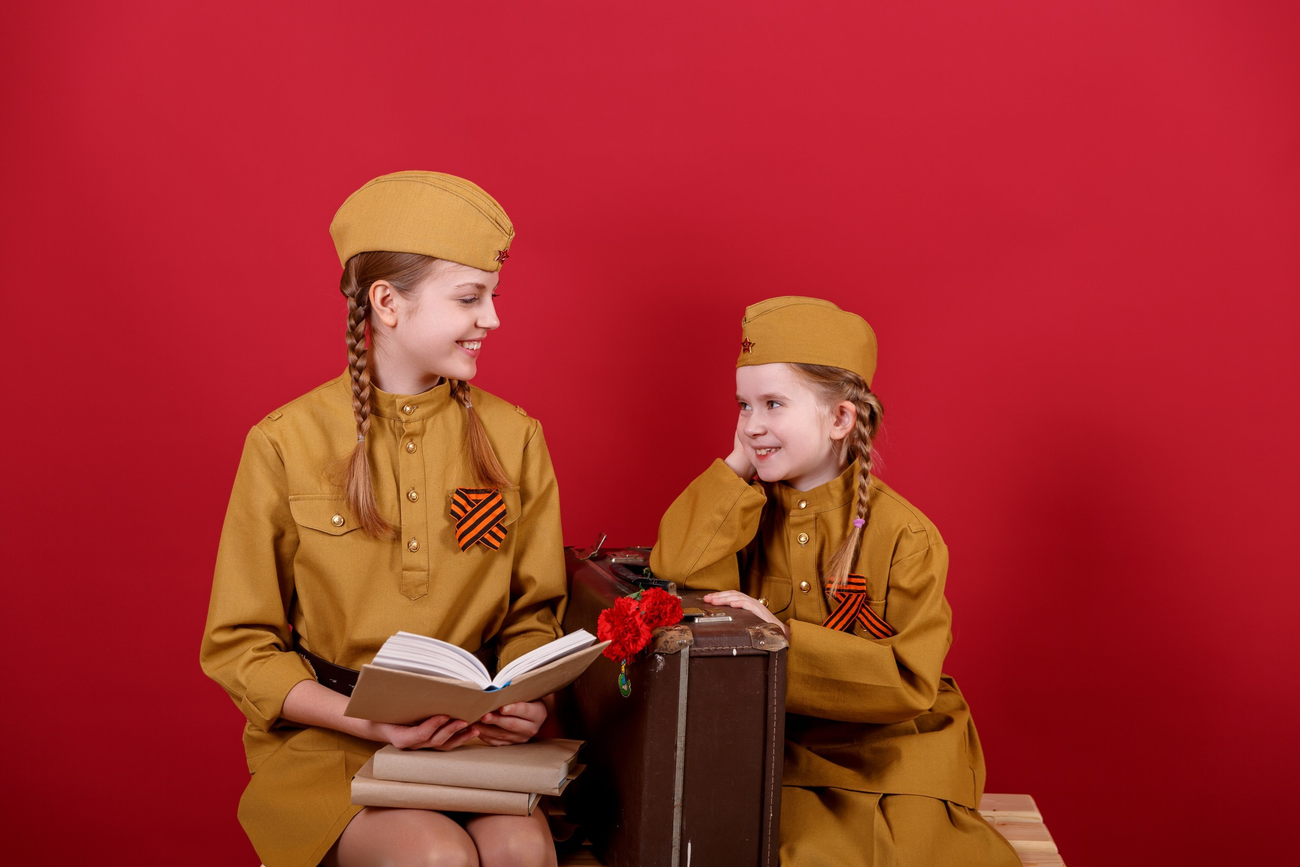 Девочки в военной форме смотрят друг на друга и улыбаются. Благотворительный фотопроект "Гордимся и помним" Женсовета Южный Домодедово.