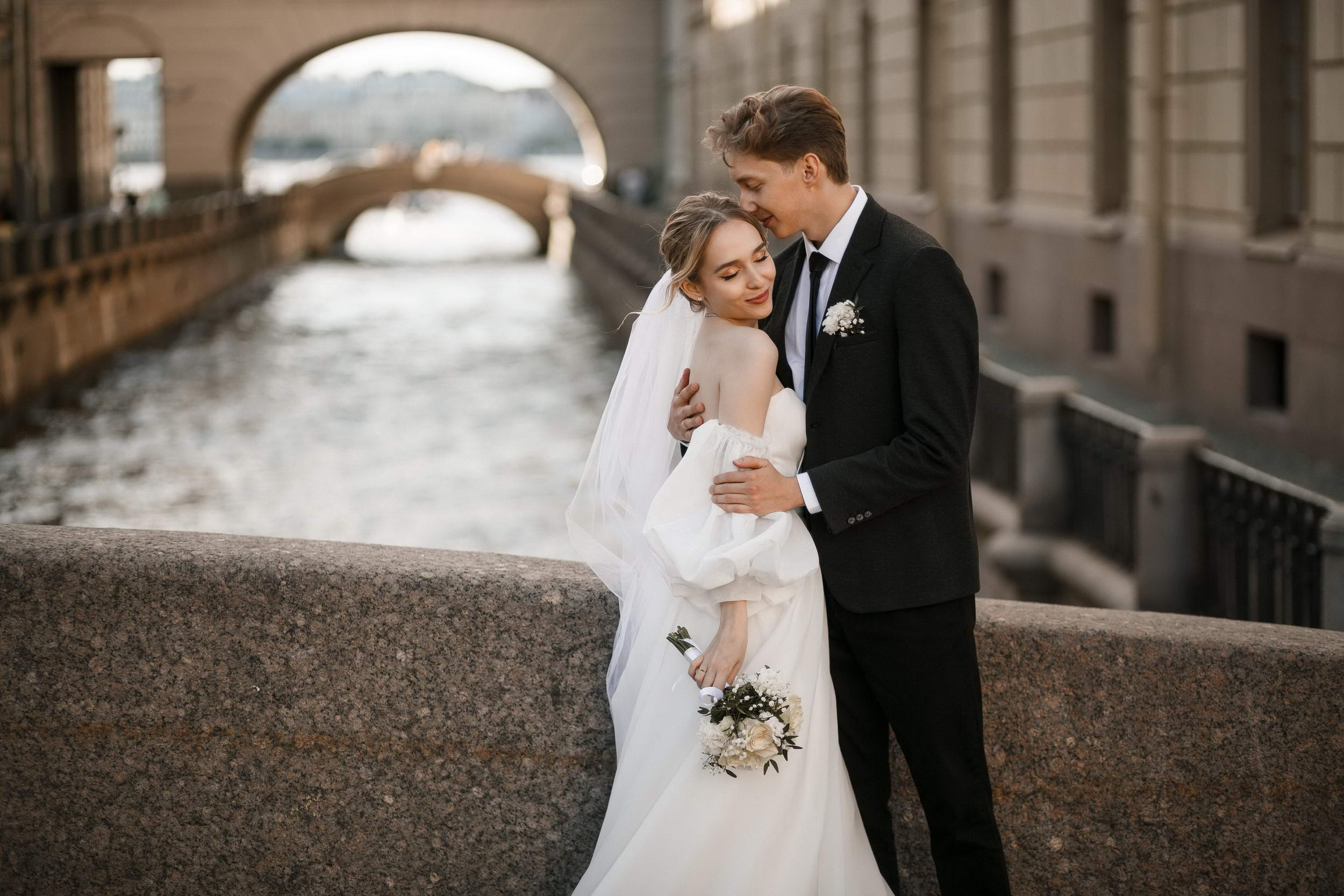 Красивая пара молодожёнов. Свадебный фотограф Игорь Брундасов 8PHOTO на свадьбу венчание загс СПб