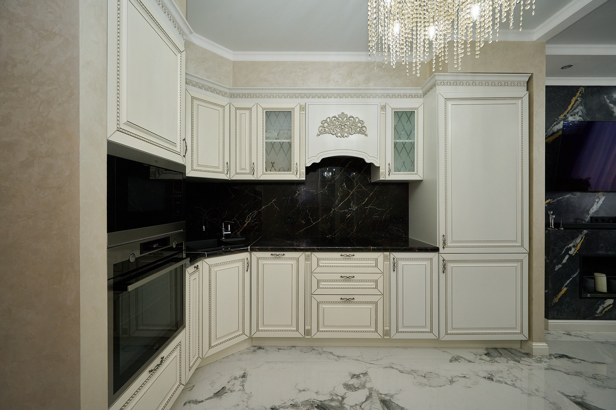 кухня светлые полки черный стол 