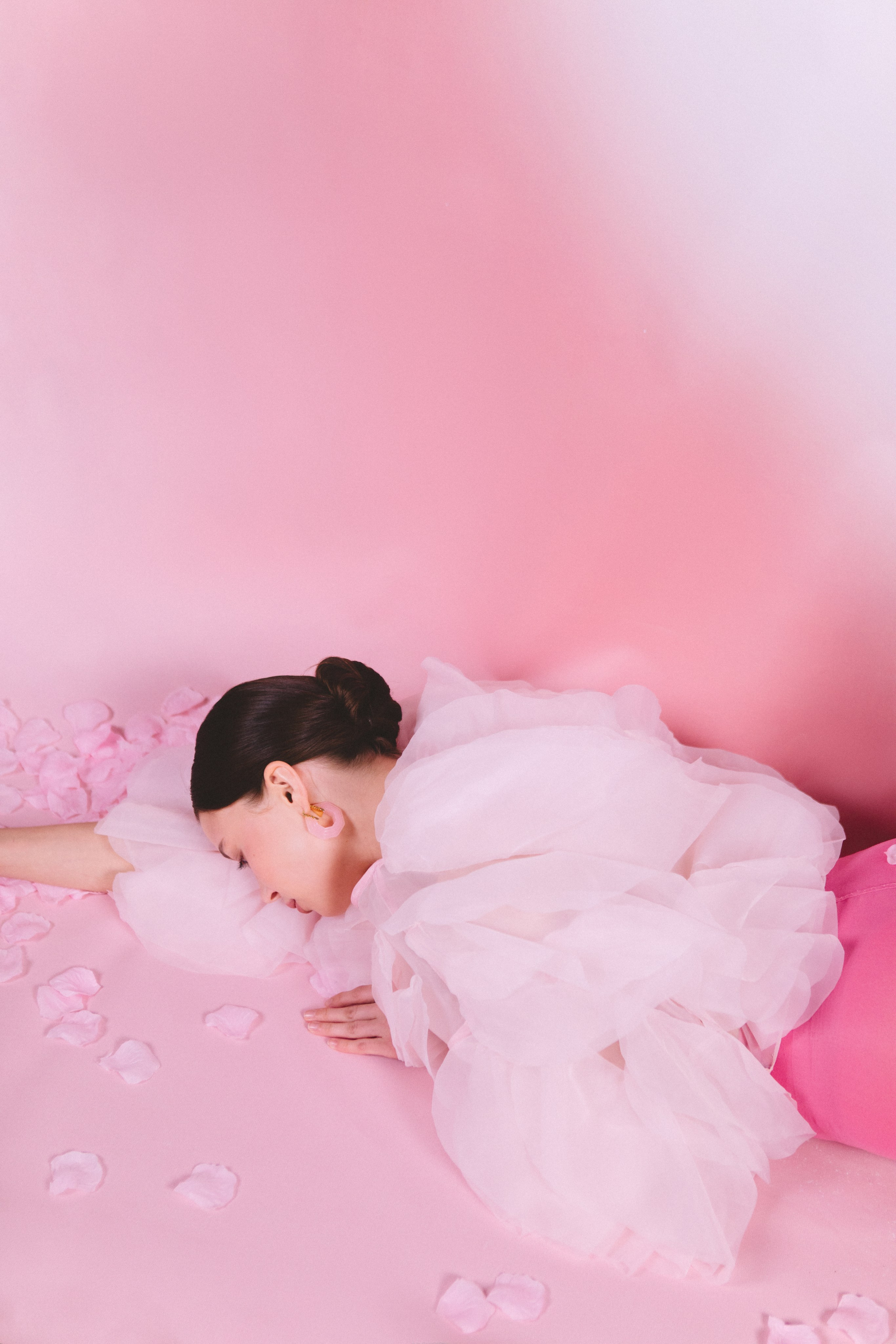 Регина. Фотосессия на розовом фоне. Фотограф в Москве Ольга Сатони