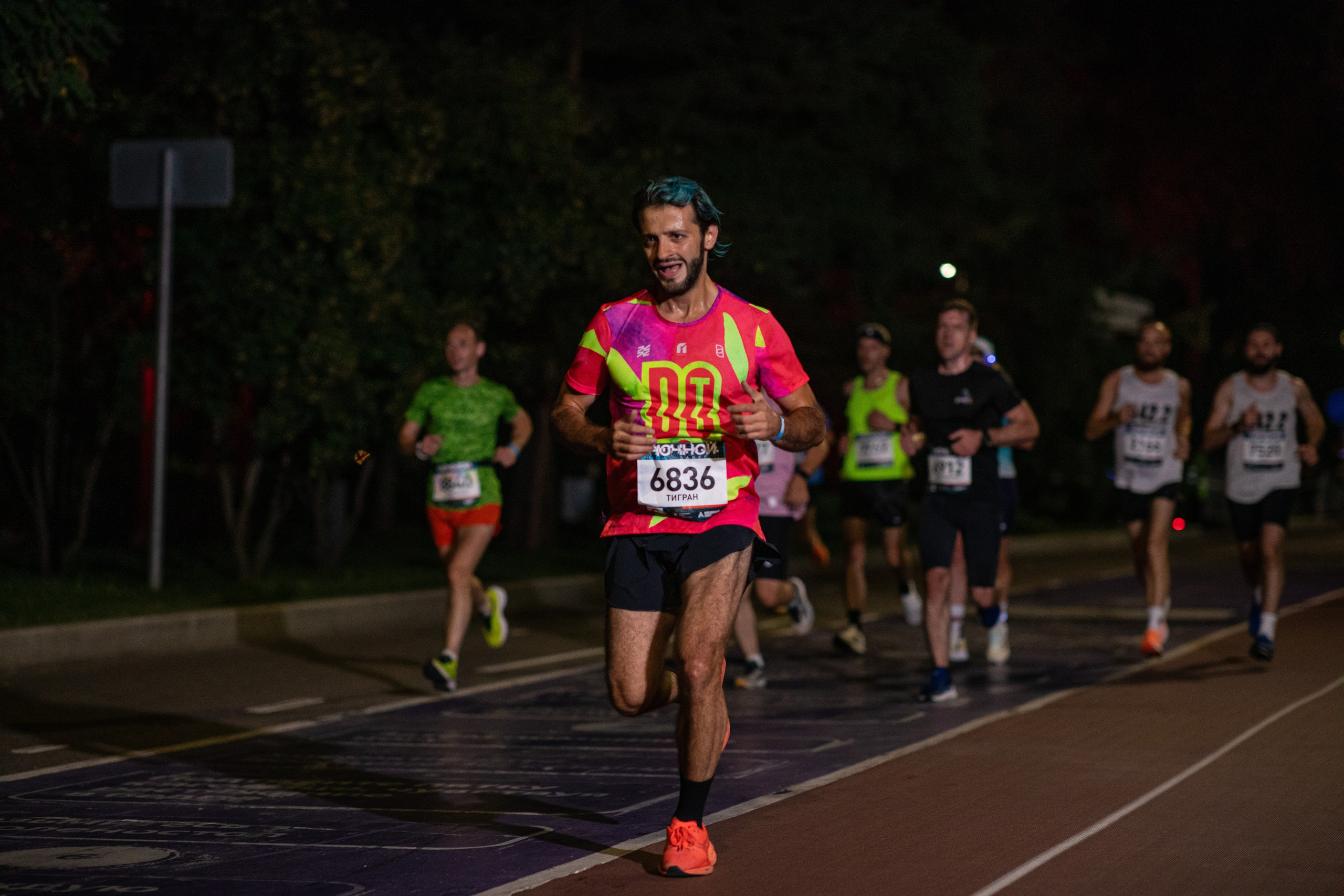 Ночной забег в ленте фотографий бегунов 03.08.24. Фотограф Сергей Ловкий