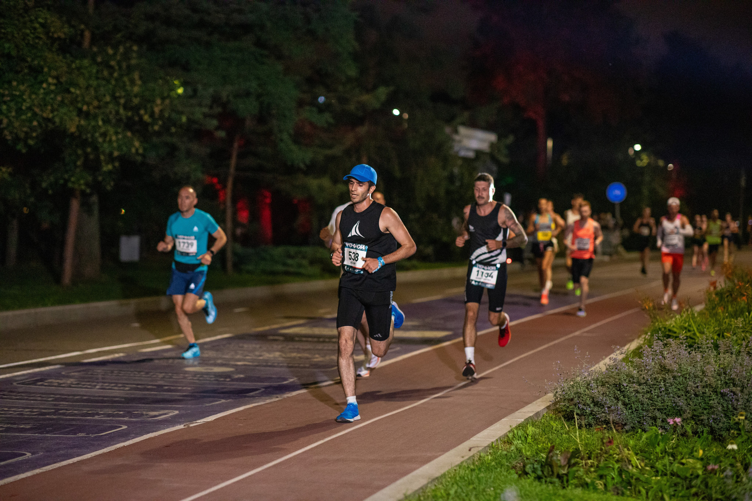 Ночной забег в ленте фотографий бегунов 03.08.24. Фотограф Сергей Ловкий