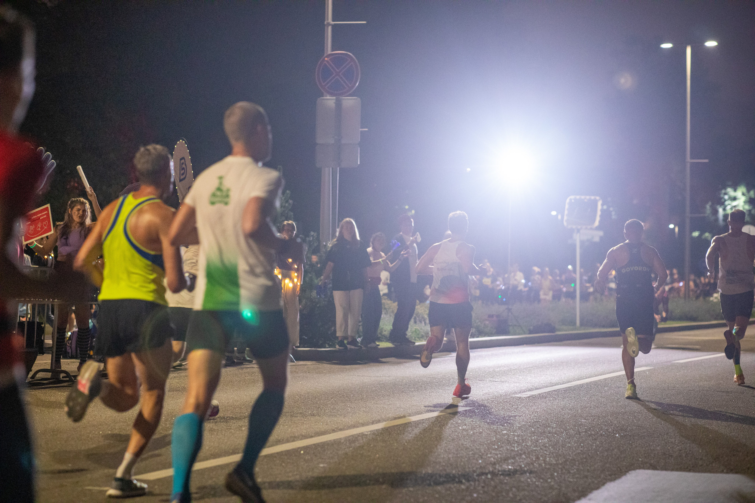 Ночной забег в ленте фотографий бегунов 03.08.24. Фотограф Сергей Ловкий