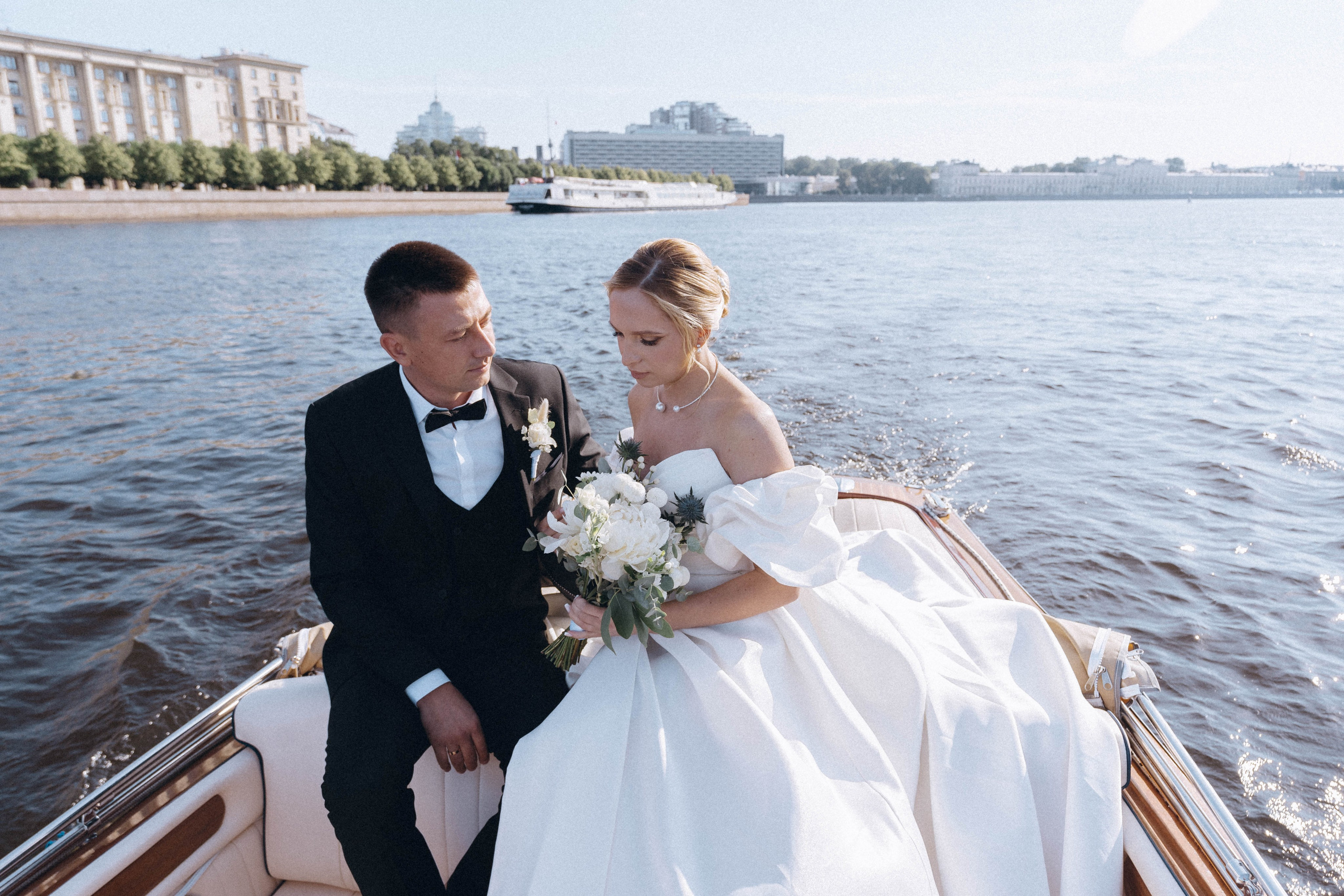СВАДЕНБНАЯ СЬЕМКА НА КАТЕРЕ ПО КАНАЛАМ САНКТ-ПЕТЕРБУРГА И В АКВАТОРИИ НЕВЫ. Профессиональный фотограф, Санкт-Петербург — Виктория Богомолова