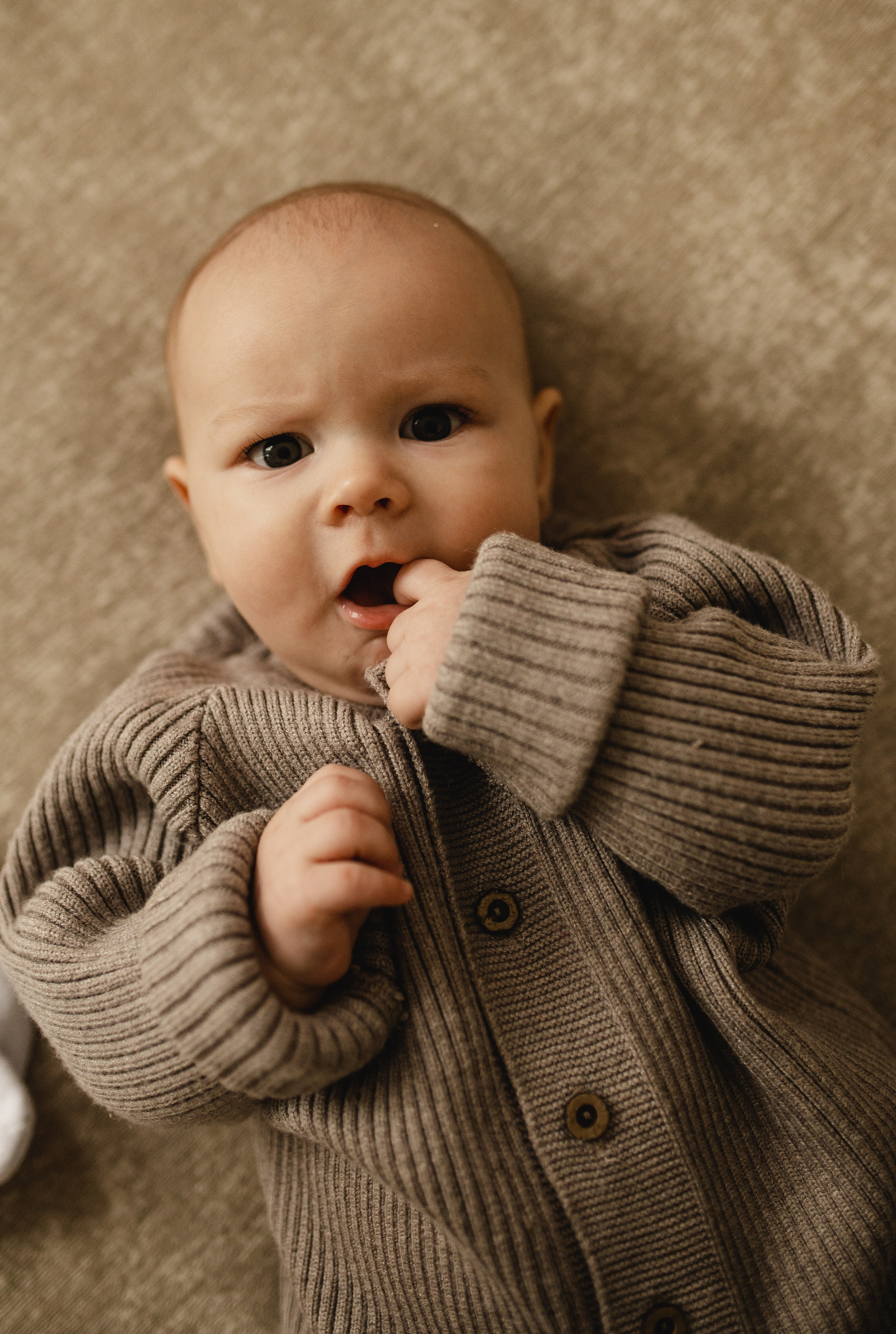 Новогодняя фотосессия в студии с малышом 6 месяцев в Бутово. Семейная фотосессия Бутово Москва фотограф Алина Морщагина