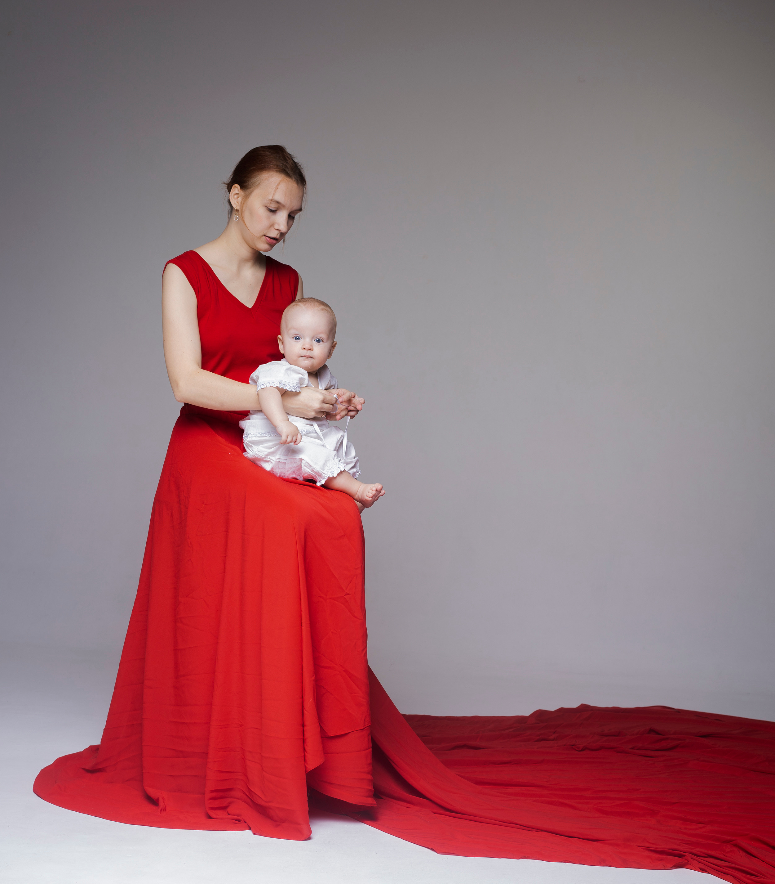 Катя с детьми на циклораме (студия Юпитер). Фотограф в СПб и ЛО Татьяна Кучерова