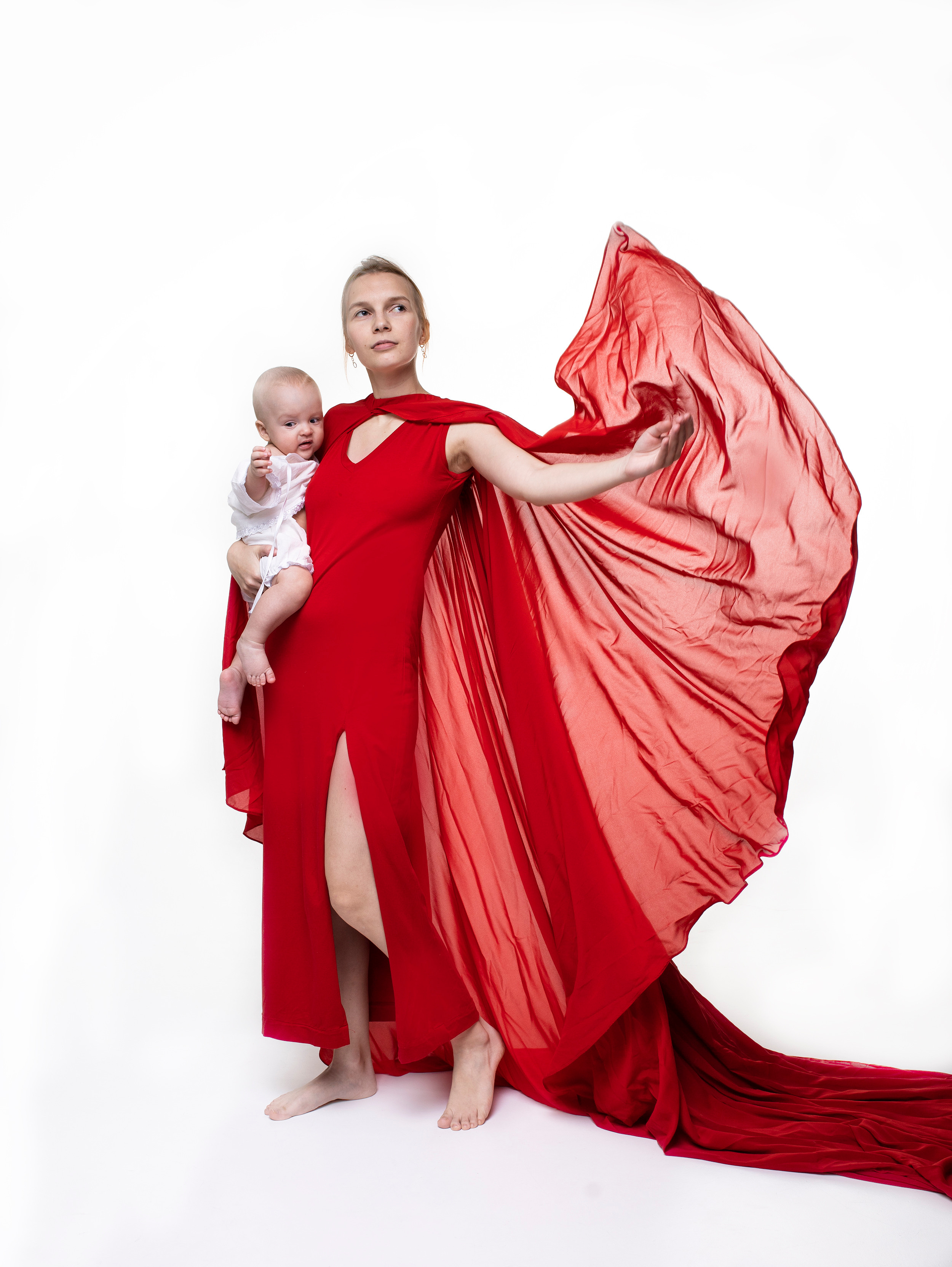 Катя с детьми на циклораме (студия Юпитер). Фотограф в СПб и ЛО Татьяна Кучерова