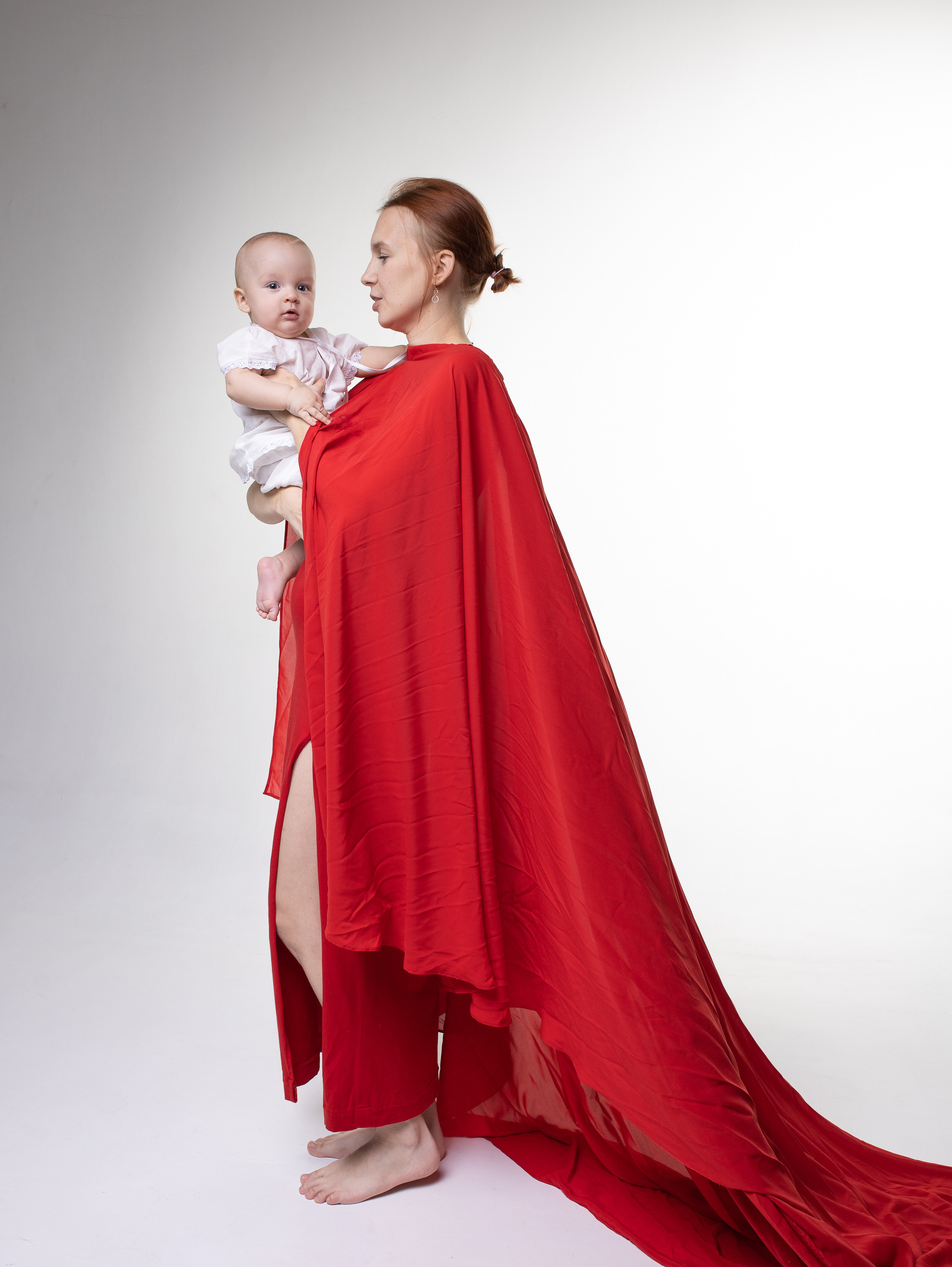 Катя с детьми на циклораме (студия Юпитер). Фотограф в СПб и ЛО Татьяна Кучерова